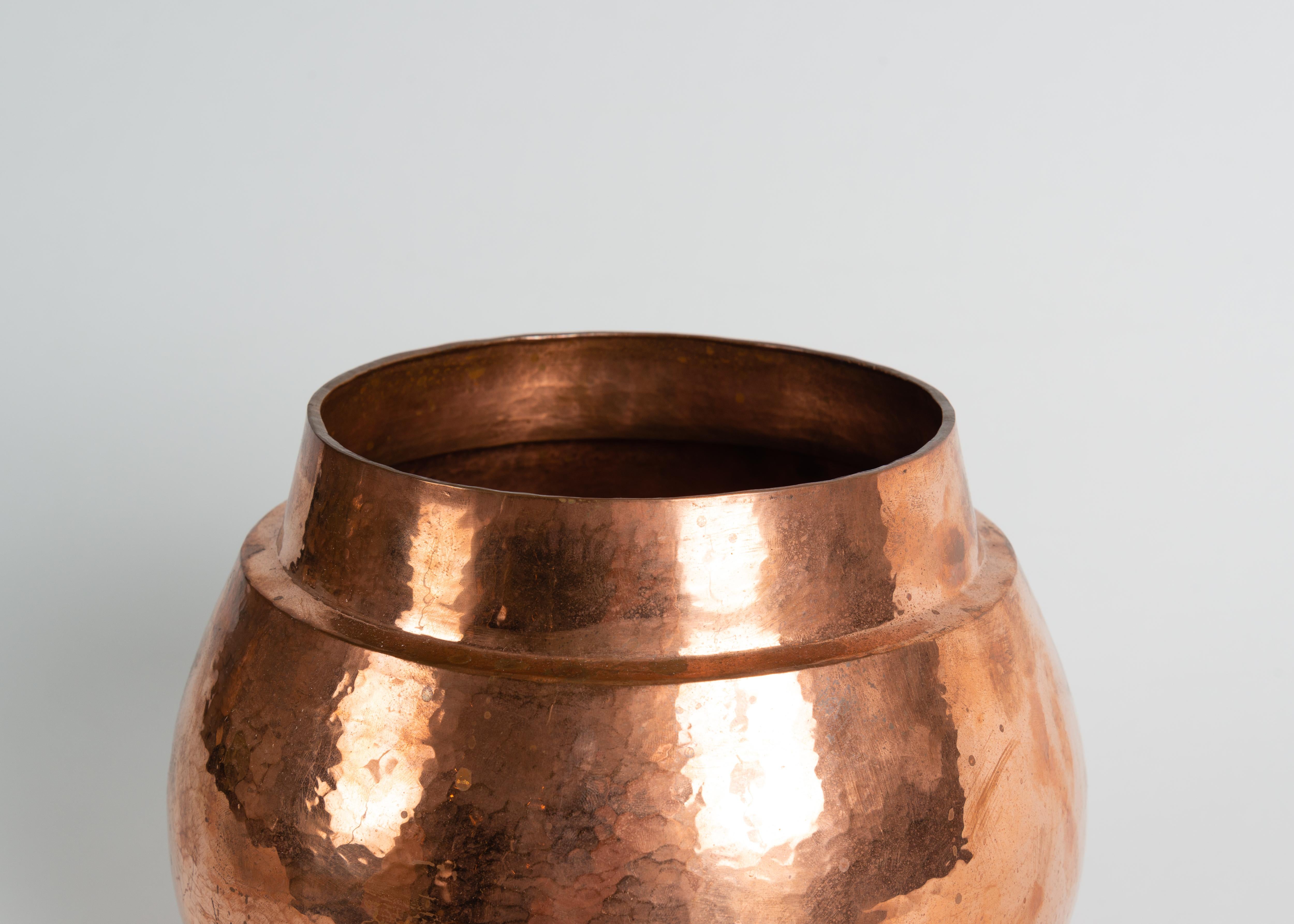 Diese Vase gehört zu einer Serie wunderschöner, gelappter Vasen, die die amerikanische Designerin Laura Kirar in Zusammenarbeit mit Kunsthandwerkern der fünften Generation in Michoacan, Mexiko, entworfen hat. Um diese bemerkenswerten Stücke