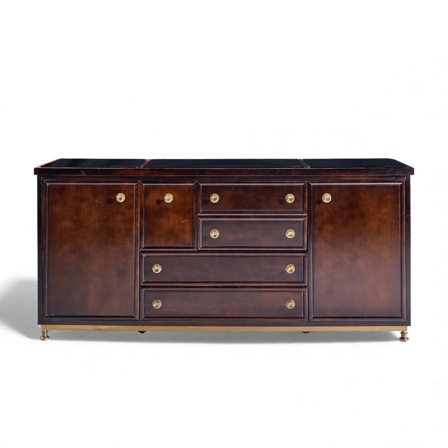Laura Kirar per Baker Dansu Credenza in noce e ottone

Questa credenza misura: 78,5 larghezza x 22 profondità x 36,25 pollici di altezza

Scattiamo le nostre foto in uno studio a illuminazione controllata per mostrare il maggior numero di dettagli