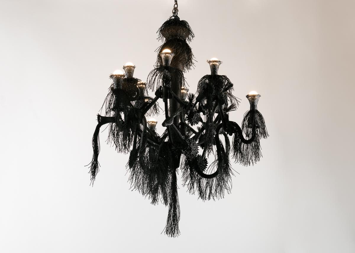 Le lustre de Laura Kirar, composé d'acier, de sansevieria noirs et de palmiers Jipijapa, témoigne à la fois de ses années d'expérience en matière de design et de son engagement envers l'artisanat et les matériaux de son pays d'adoption, le Mexique.