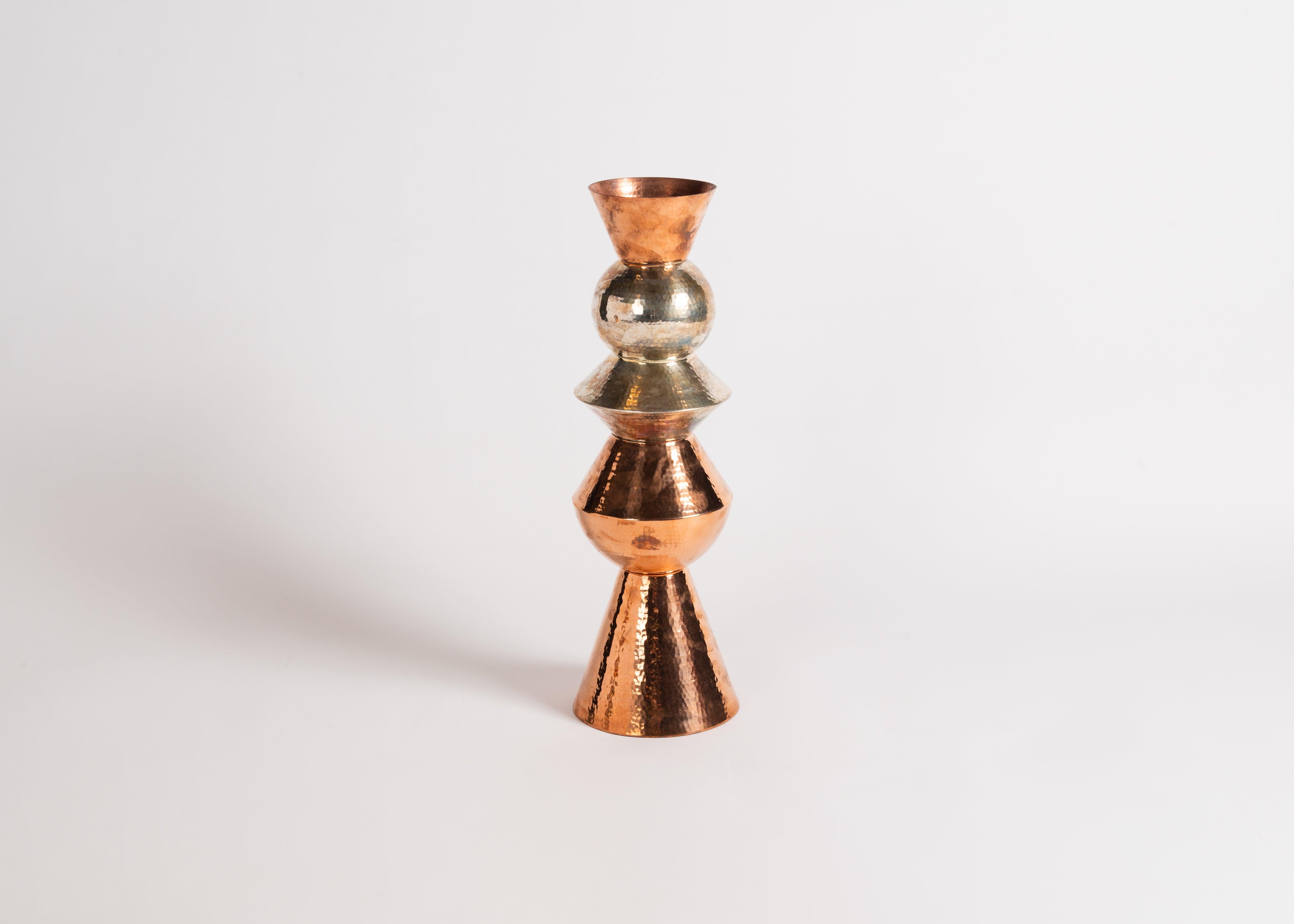 Mexicain Vase contemporain en cuivre « Totem Jarron : Alto » de Laura Kirar, Mexique, 2018