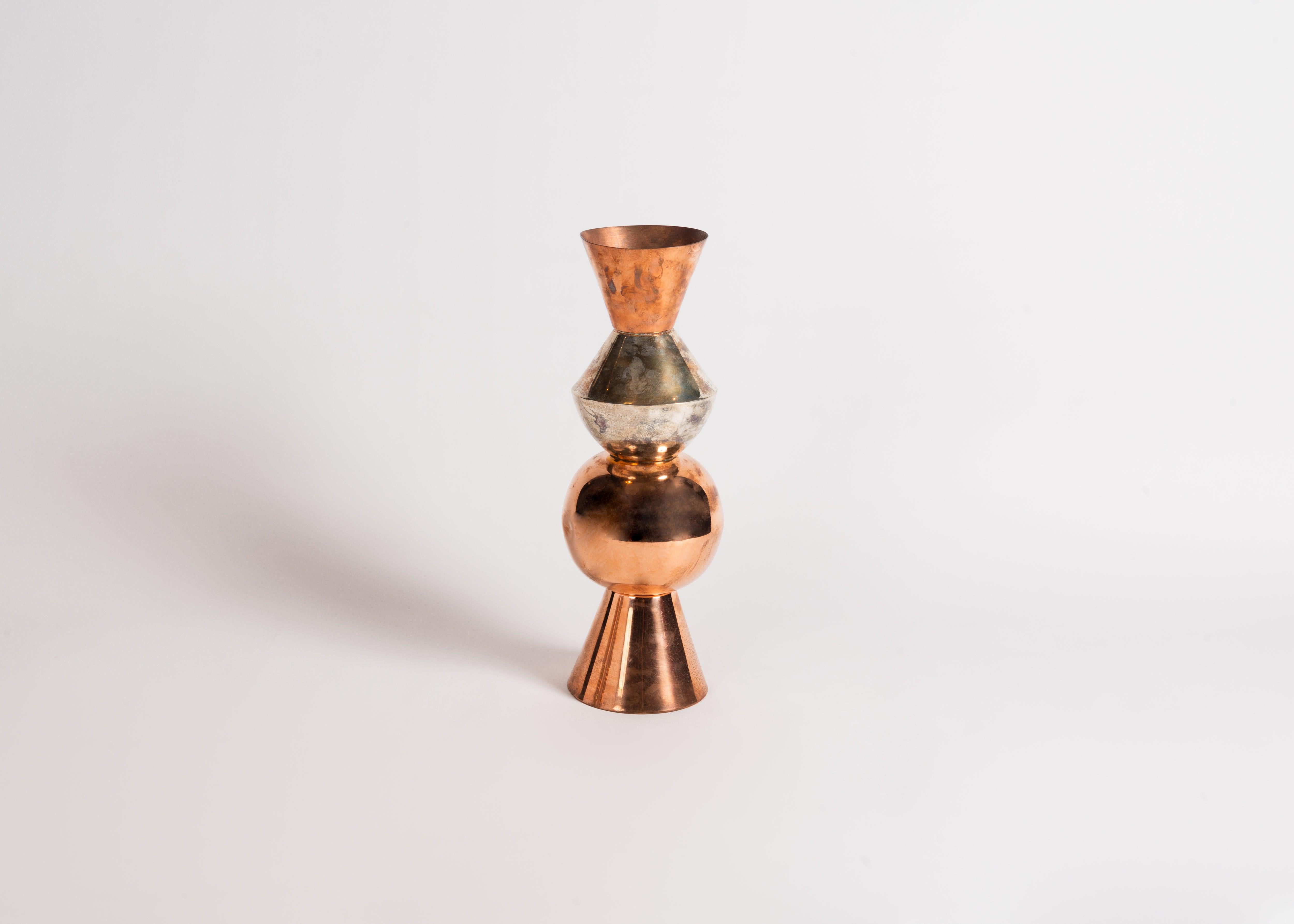 Mexicain Vase contemporain en cuivre « Totem Jarron Mediano » de Laura Kirar, Mexique, 2018
