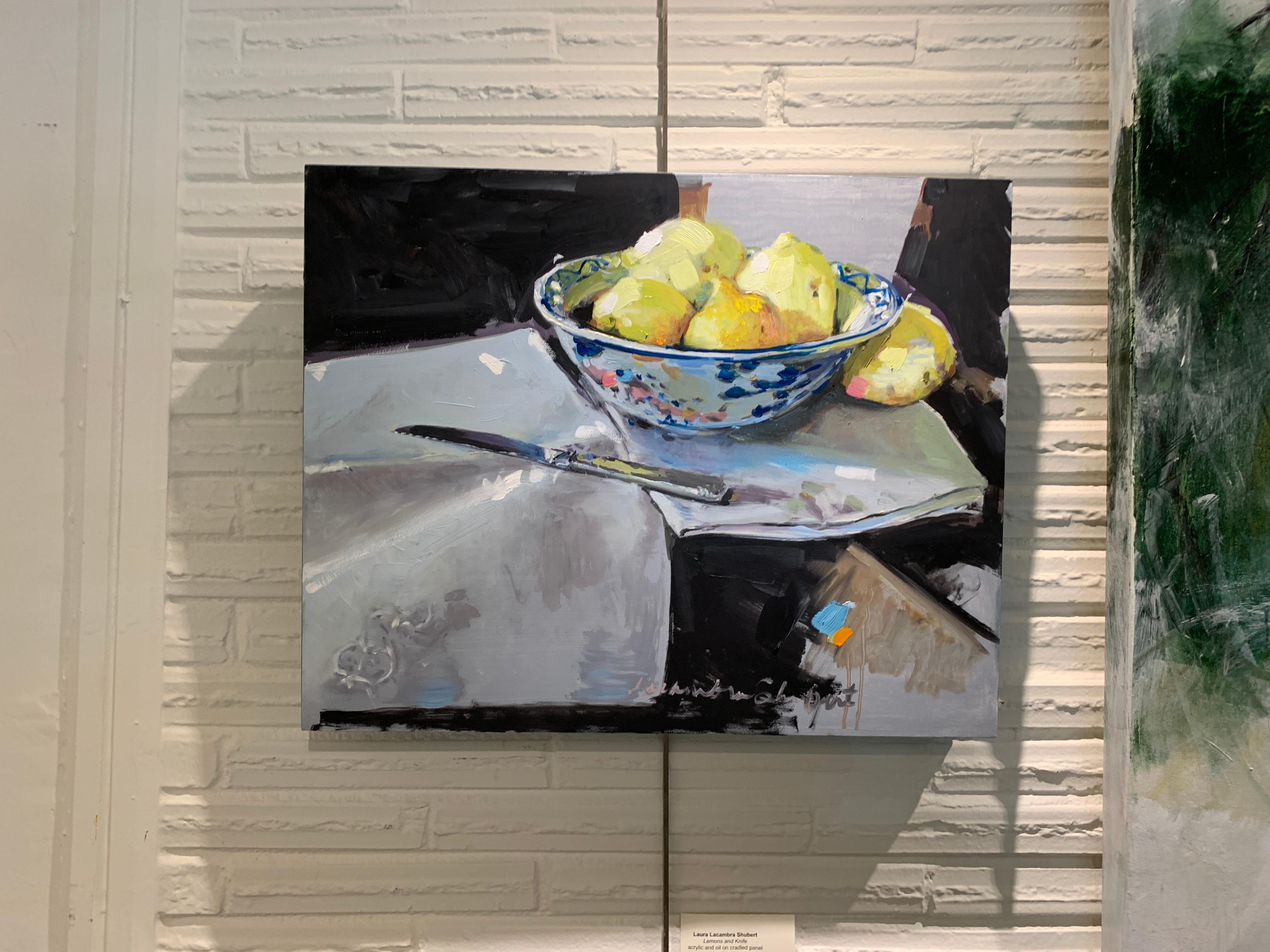 Lemons and a Knife von Laura Shubert, kleines Ölgemälde auf Karton, Stillleben – Painting von Laura Lacambra Shubert