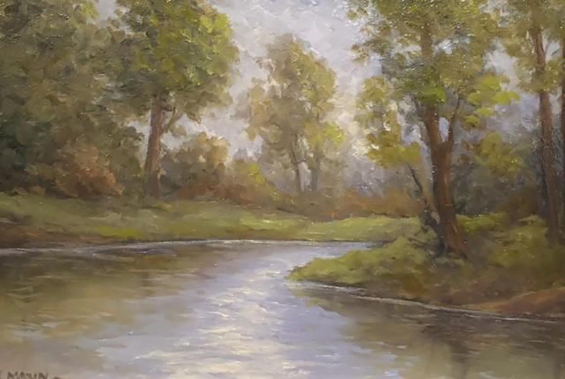 Mettant en valeur la beauté rurale et la solitude de la vie à la campagne, les peintures de Laura Mann ont une qualité intemporelle et atmosphérique qui appelle à la réminiscence.  Son tableau, "Along the Stream", est une peinture à l'huile sur