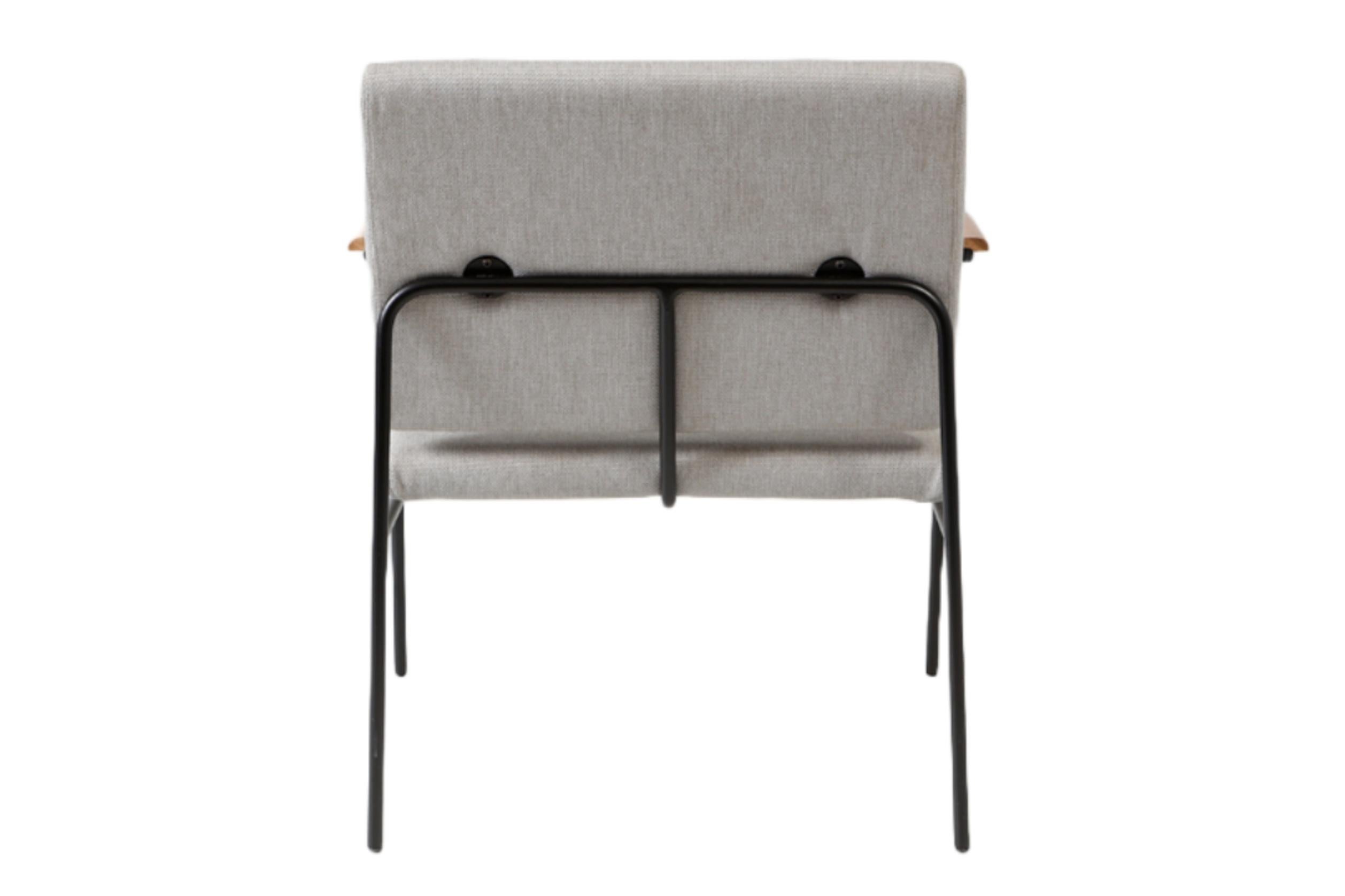 Minimalistischer Sessel „Laura“ aus lackiertem Stahl, schwarz lackiert, mit Holzarmlehnen (Moderne) im Angebot