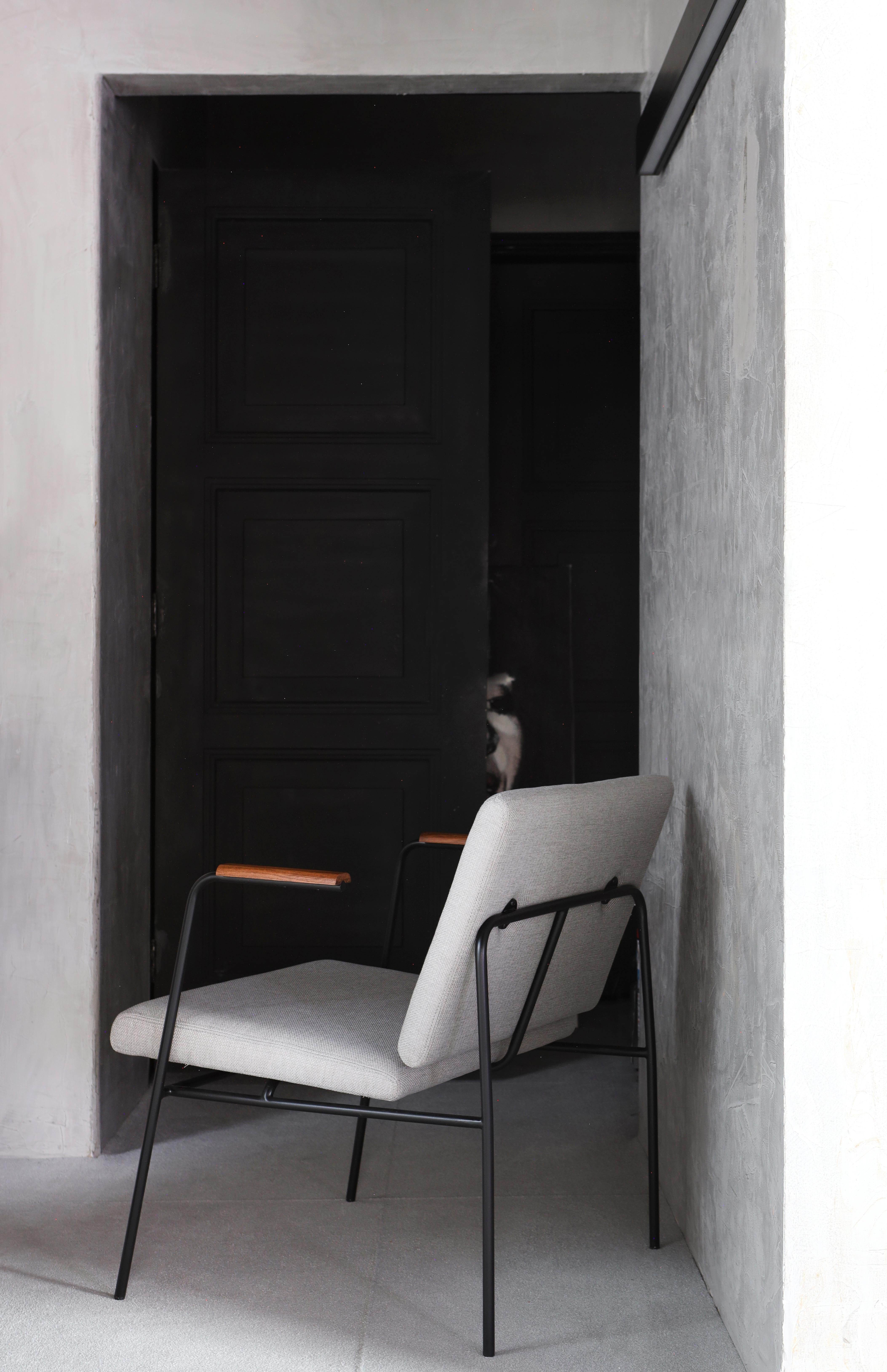 Minimalistischer Sessel „Laura“ aus lackiertem Stahl, schwarz lackiert, mit Holzarmlehnen (Gemalt) im Angebot