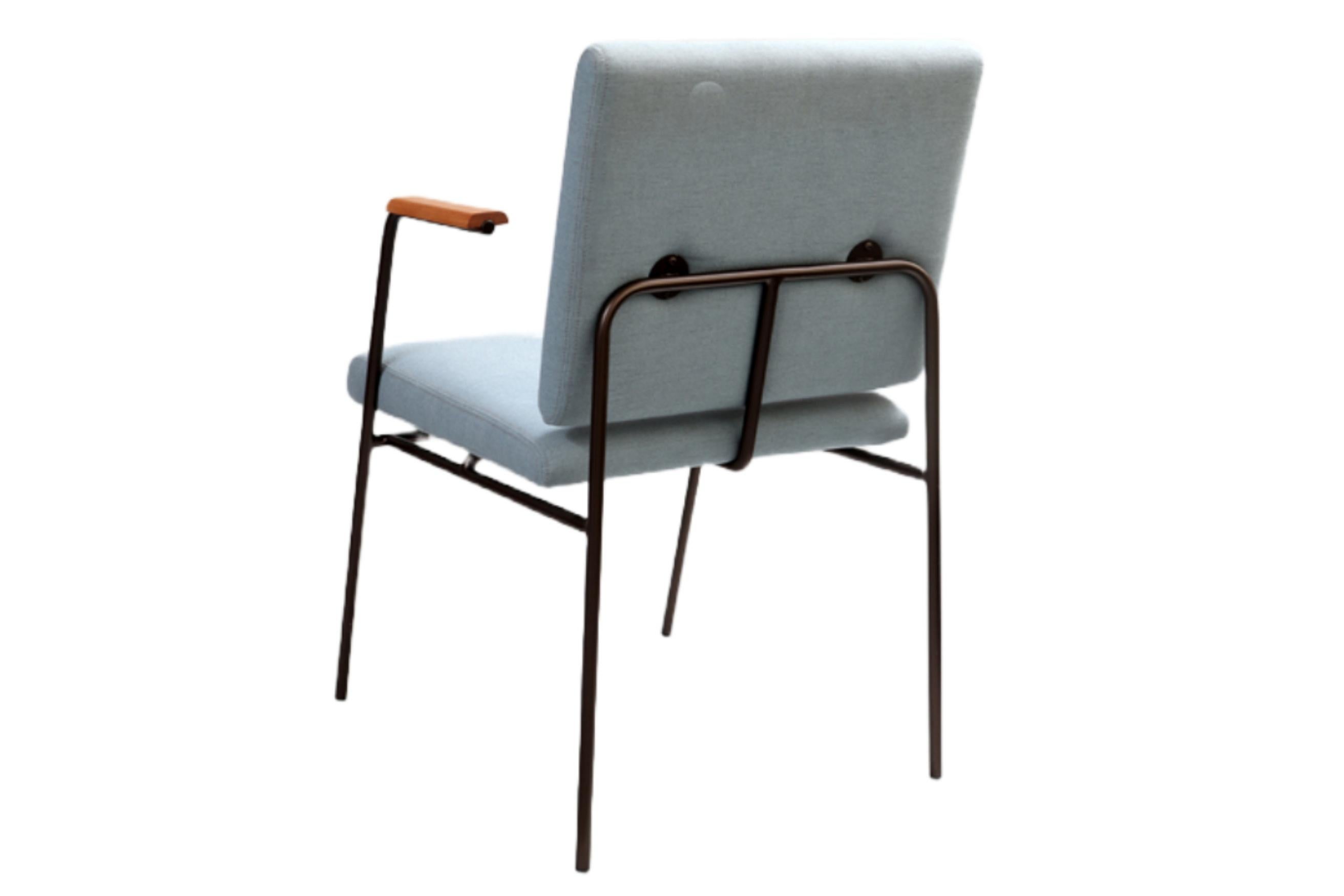 Minimalistischer Stuhl „Laura“ aus lackiertem Stahl, schwarz lackiert, mit Holzarmlehnen (Moderne) im Angebot