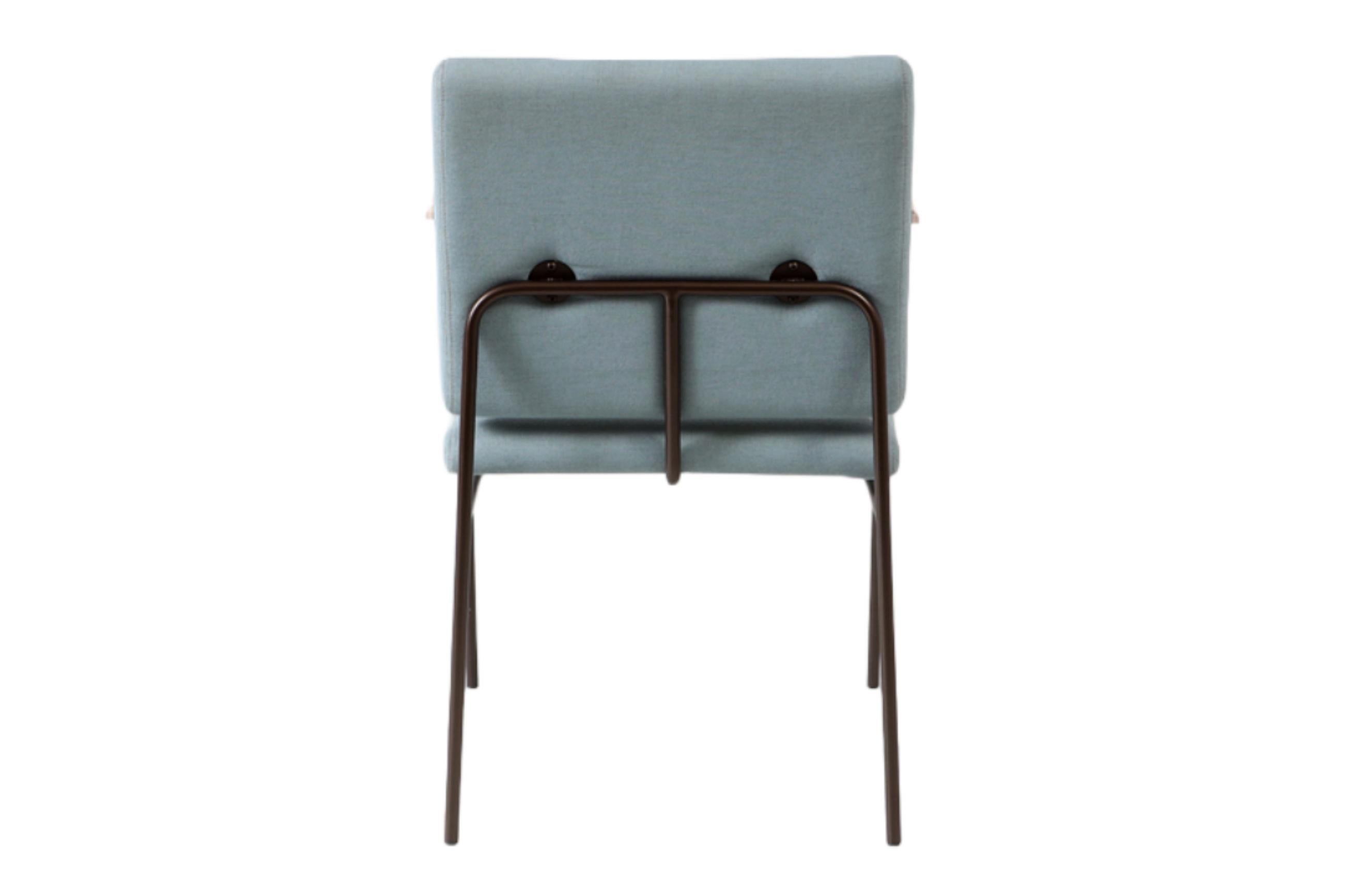 Minimalistischer Stuhl „Laura“ aus lackiertem Stahl, schwarz lackiert, mit Holzarmlehnen (Brasilianisch) im Angebot