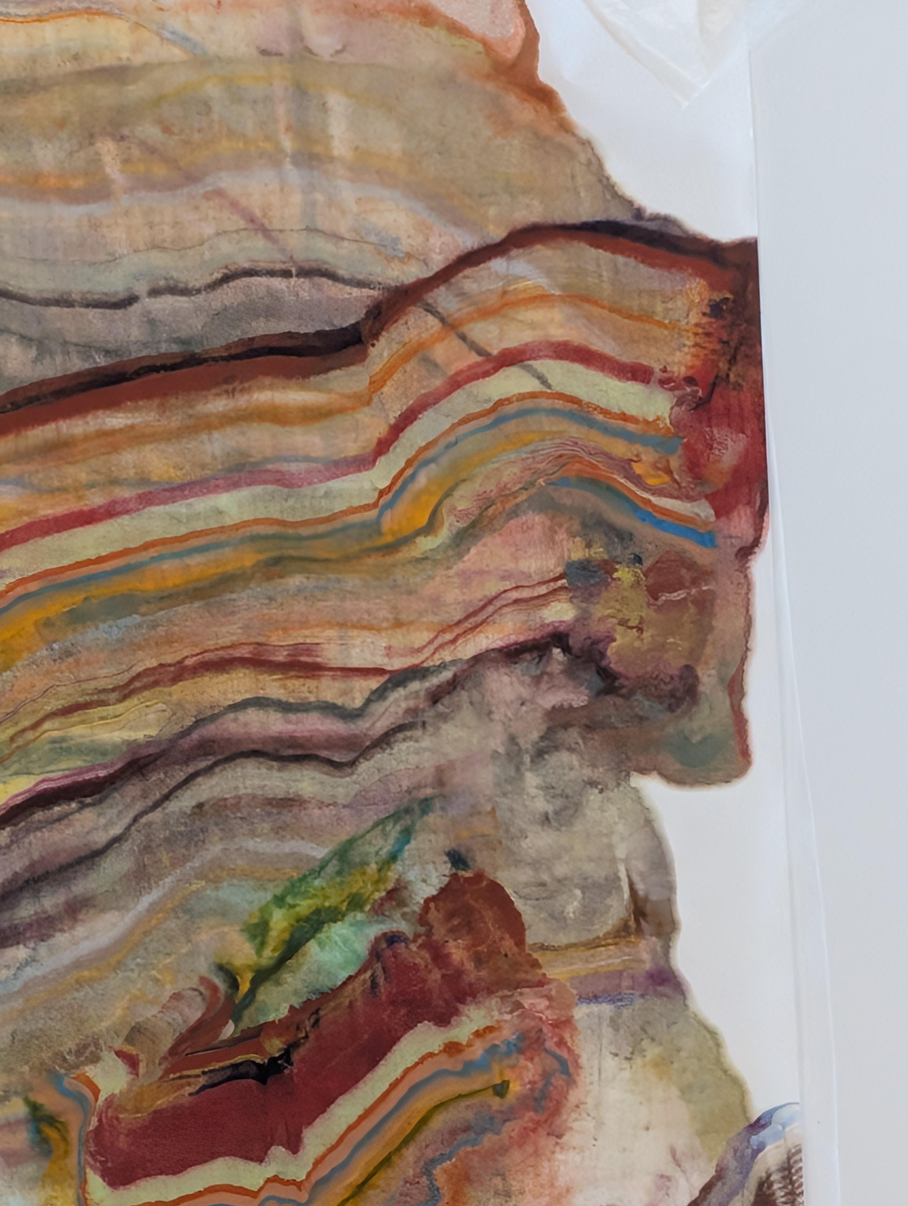 En este monotipo de encáustica contemporánea, capas de cera de abeja pigmentada sobre un rollo de papel japonés ligero crean una composición ondulante que sugiere capas de la corteza terrestre y formaciones geológicas en marrón burdeos, azul cerceta