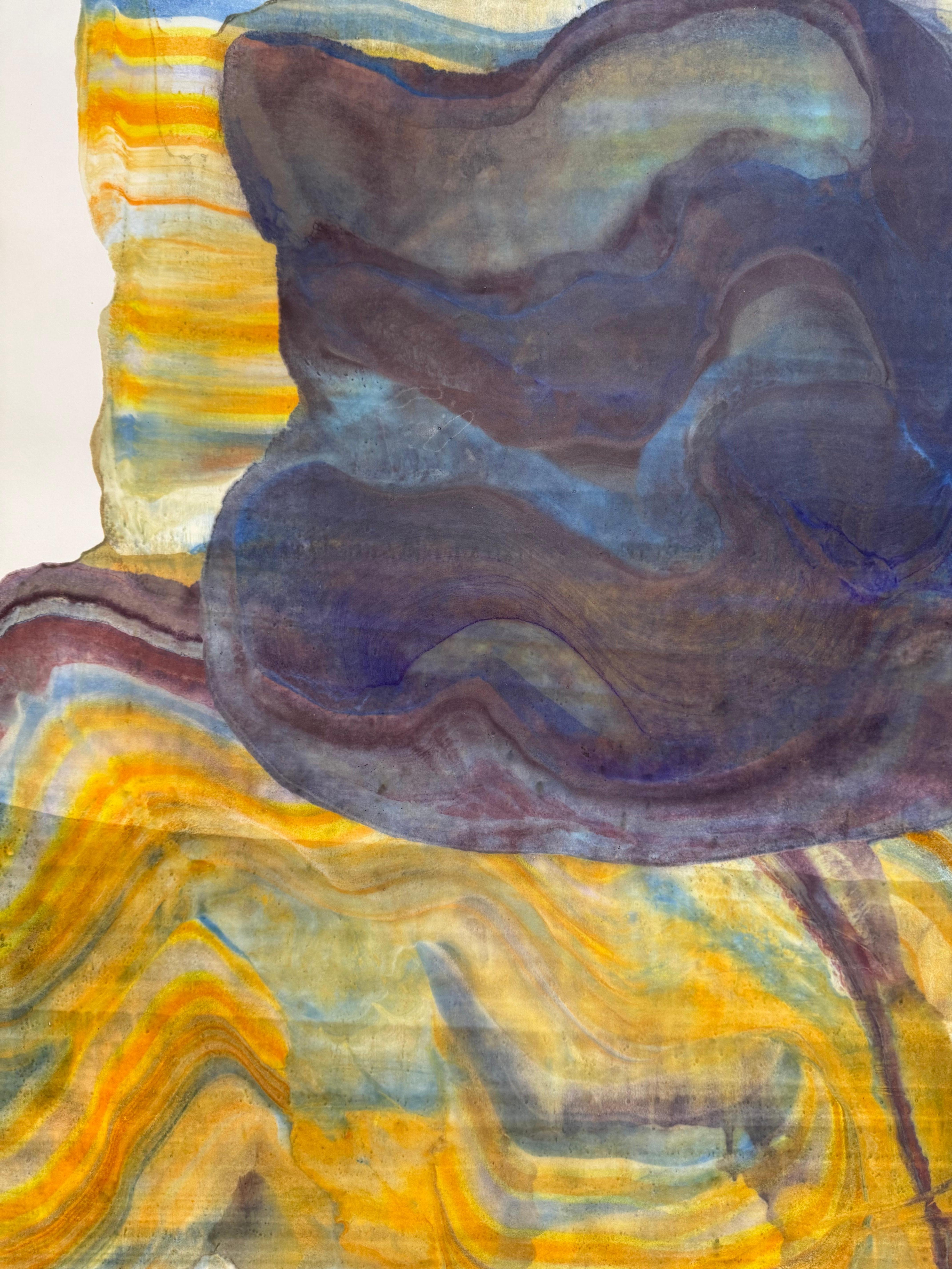 In questo monotipo a encausto contemporaneo, strati di cera d'api pigmentata su carta kozo leggera creano una composizione ondulata che suggerisce strati della crosta terrestre e formazioni geologiche in viola scuro, giallo zafferano dorato e