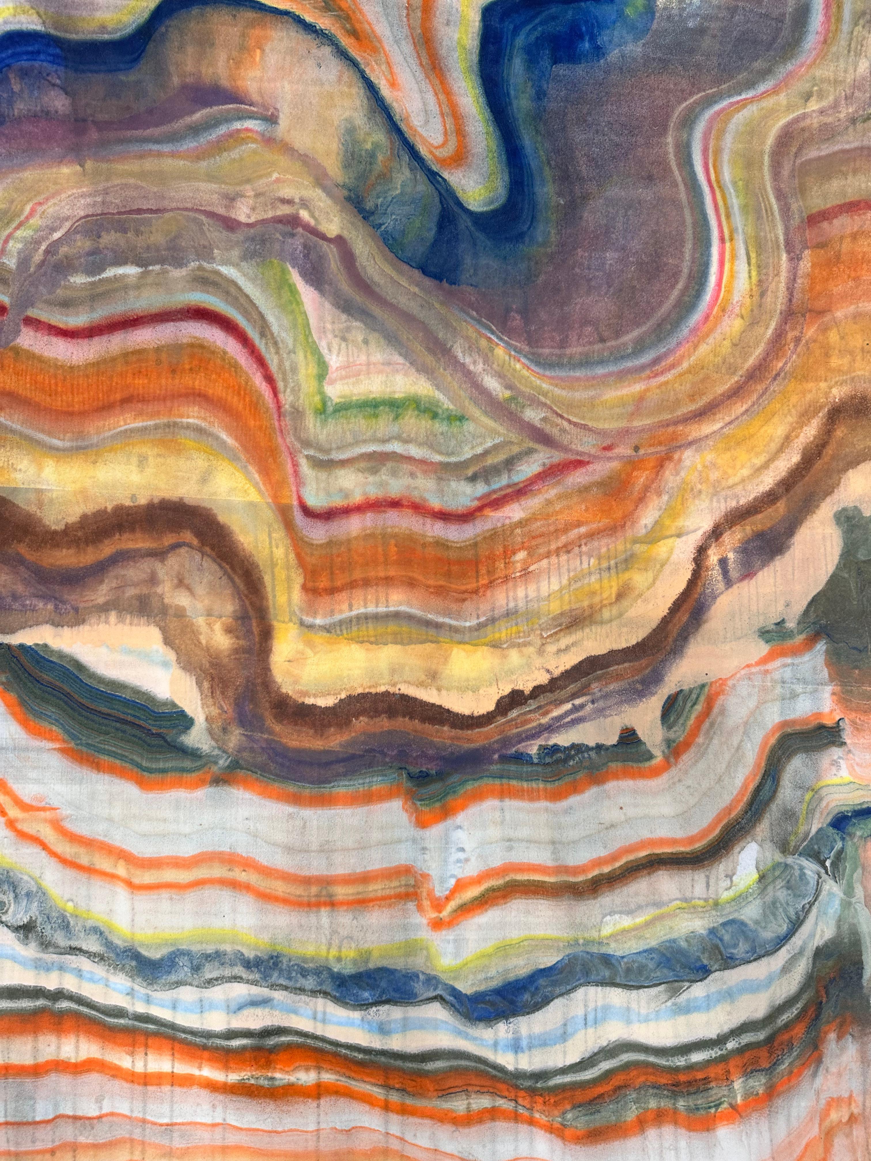 In dieser zeitgenössischen Enkaustik-Monotypie bilden Schichten von pigmentiertem Bienenwachs auf leichtem Papier eine wellenförmige Komposition, die an Schichten der Erdkruste und geologische Formationen in Orange, dunklem Indigoblau, Braun und