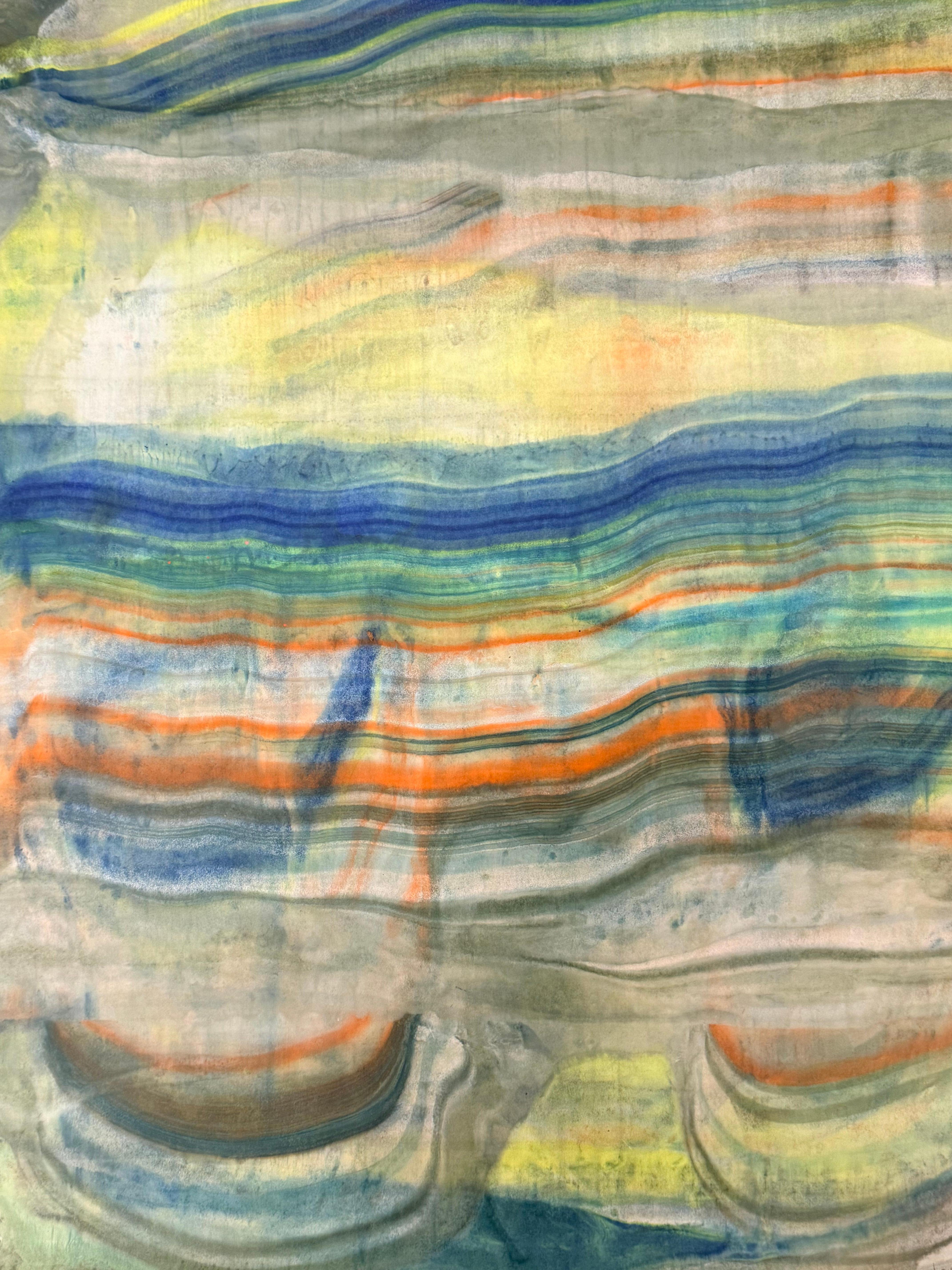 Bei dieser zeitgenössischen Enkaustik-Monotypie bilden Schichten von pigmentiertem Bienenwachs auf einer Rolle aus leichtem Maulbeerpapier eine wellenförmige Komposition, die an Schichten der Erdkruste und geologische Formationen in leuchtendem