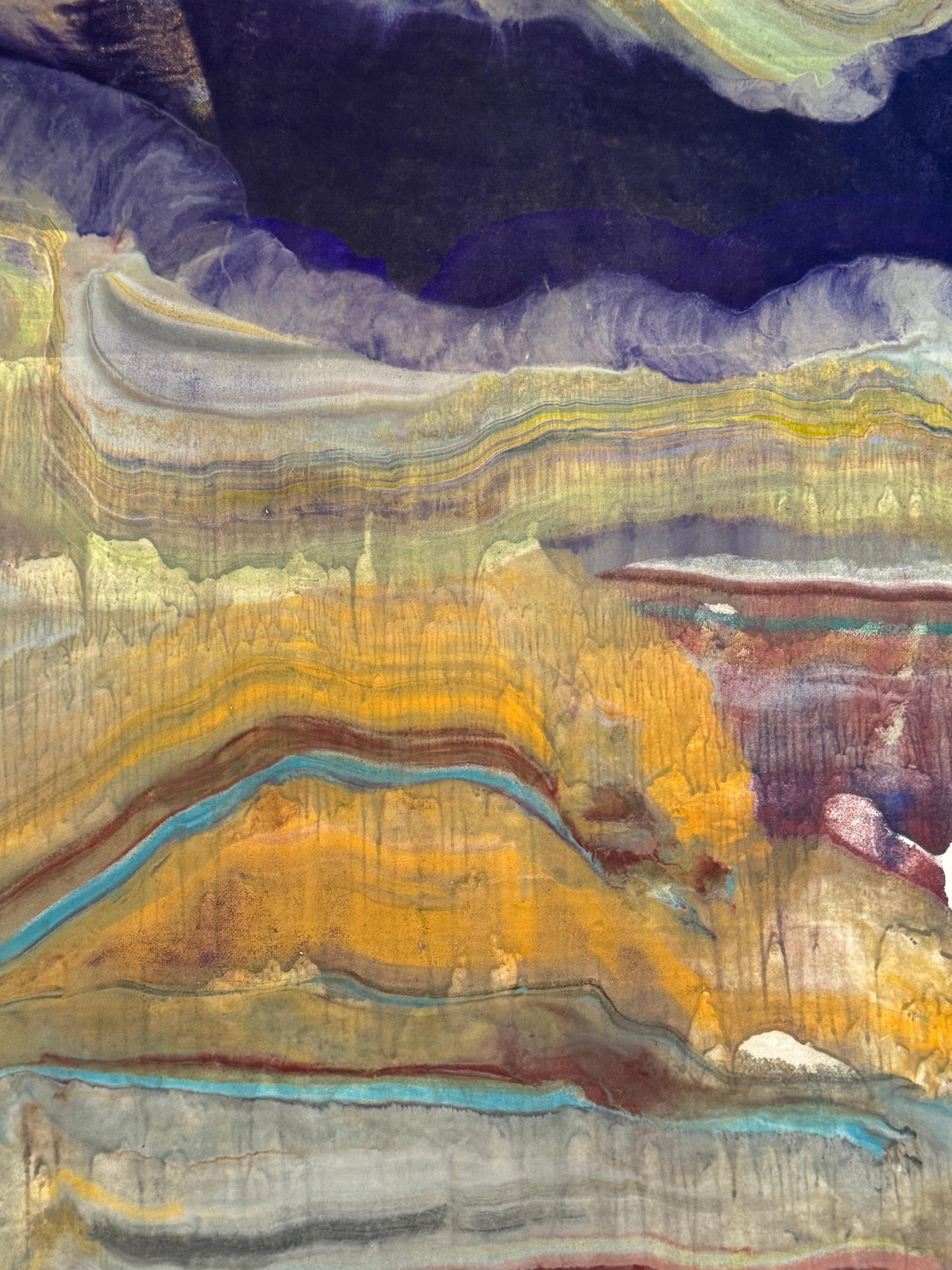 In questo monotipo a encausto contemporaneo, strati di cera d'api pigmentata su carta kozo leggera creano una composizione ondulata che suggerisce gli strati della crosta terrestre e le formazioni geologiche in viola scuro, blu e marrone con il