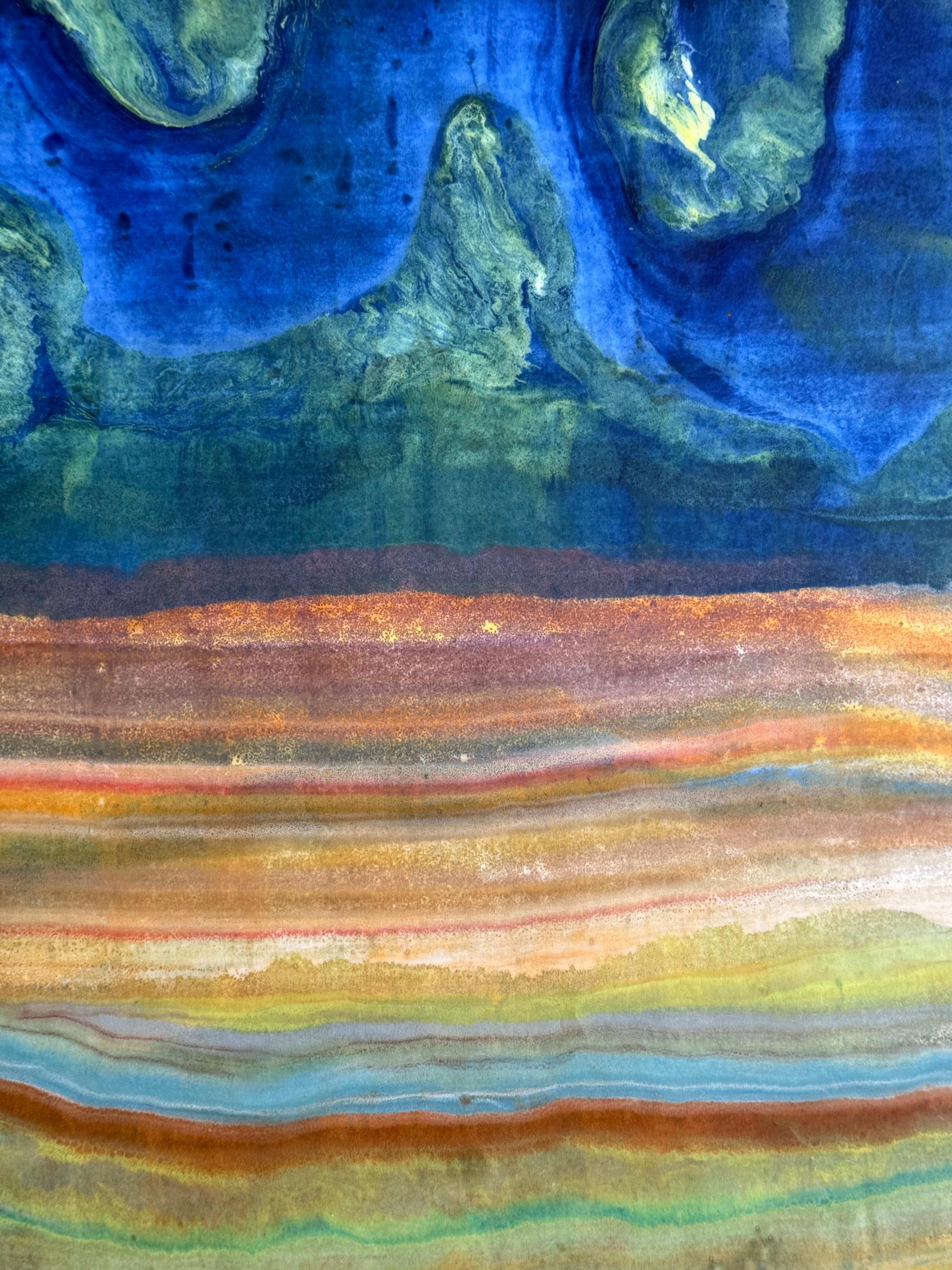 En este monotipo de encáustica contemporánea, capas de cera de abeja pigmentada sobre papel kozo ligero crean una composición ondulante que sugiere capas de la corteza terrestre y formaciones geológicas en azul índigo oscuro y marrón con amarillo.