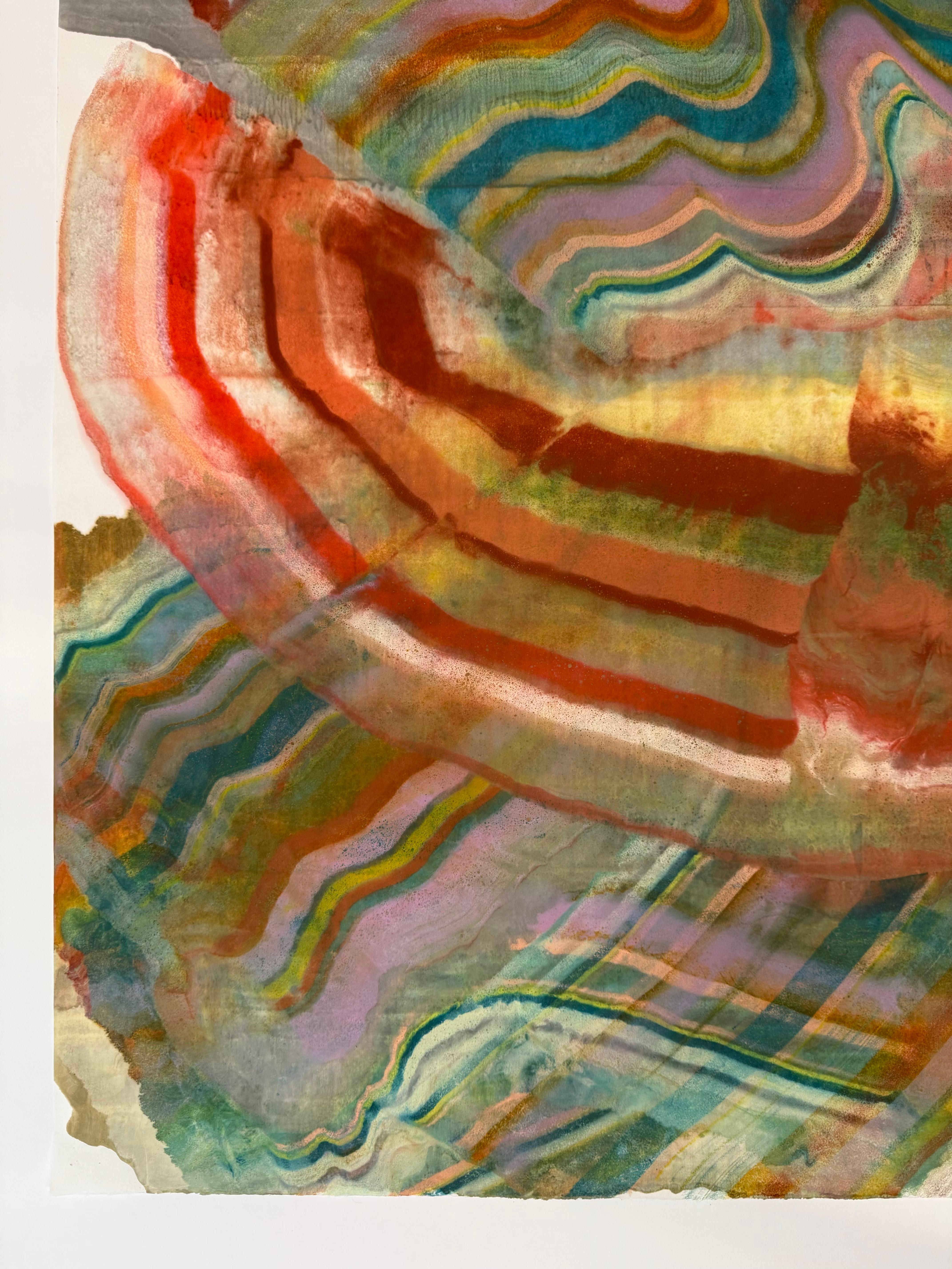 In dieser zeitgenössischen Enkaustik-Monotypie erzeugen Schichten von pigmentiertem Bienenwachs auf leichtem Kozo-Papier eine wellenförmige Komposition, die an Schichten der Erdkruste und geologische Formationen in verbranntem Rot mit Lila und