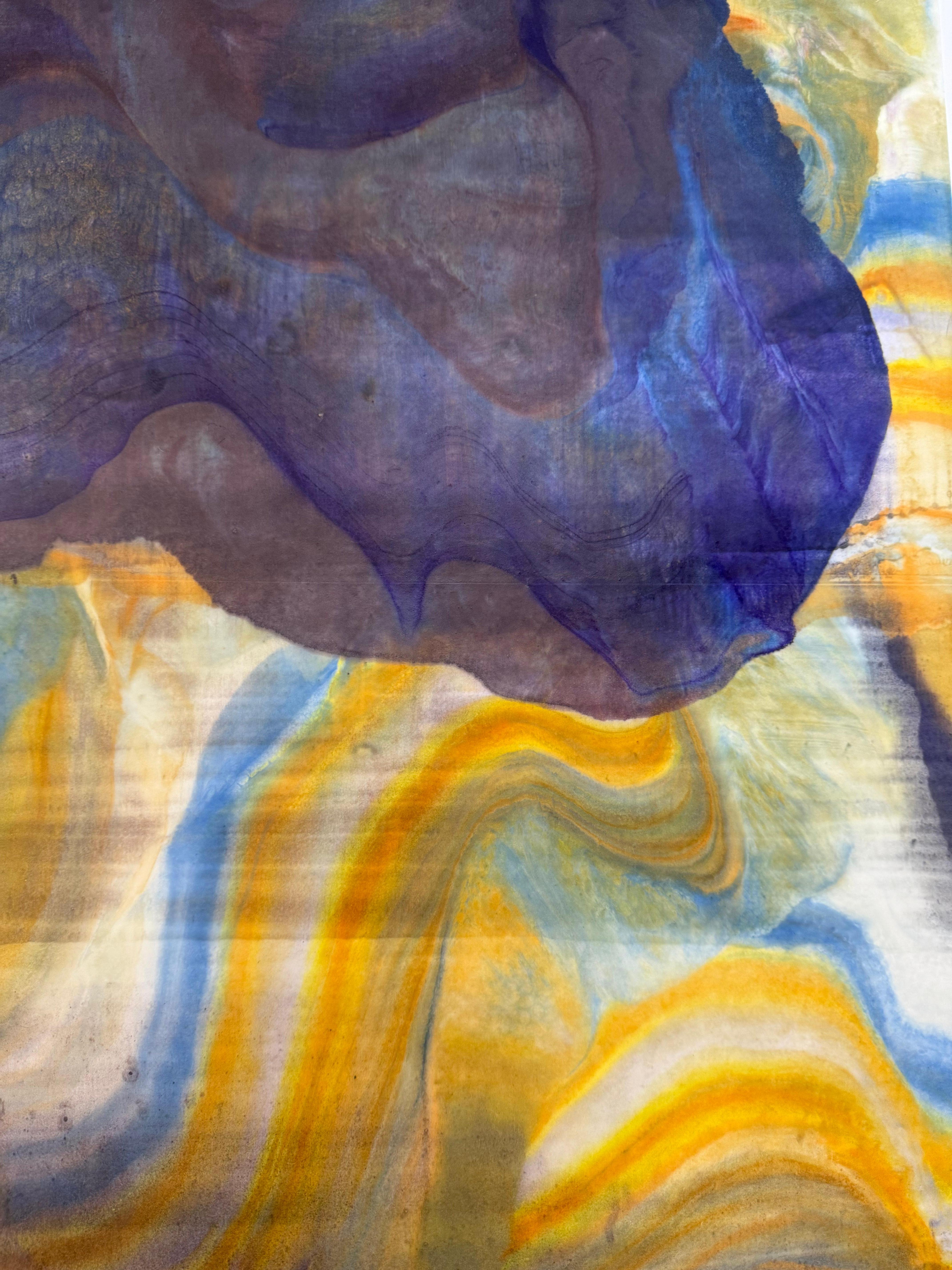 En este monotipo de encáustica contemporánea, capas de cera de abeja pigmentada sobre papel kozo ligero crean una composición ondulante que sugiere capas de la corteza terrestre y formaciones geológicas en violeta oscuro, amarillo mostaza azafrán