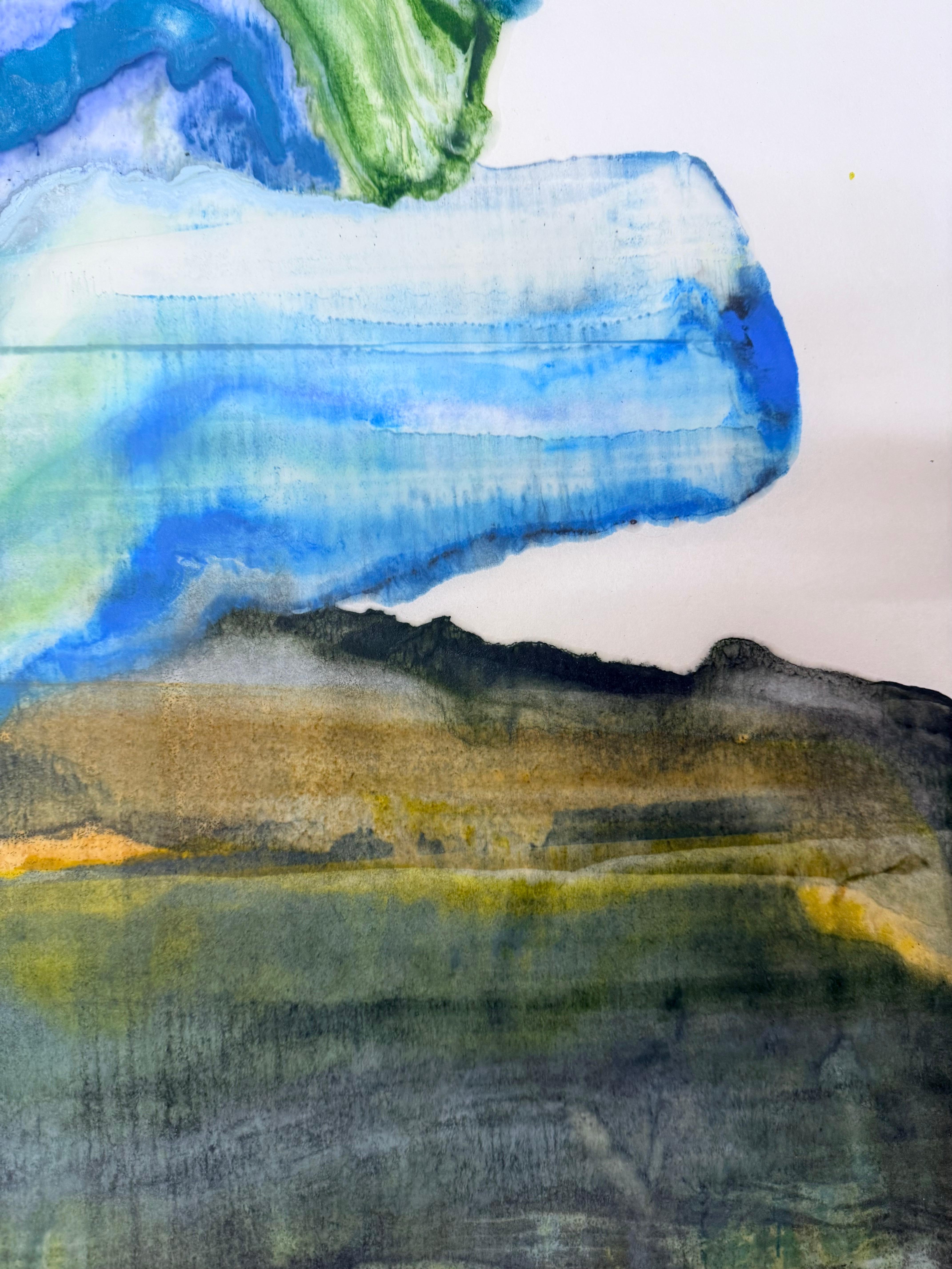 In dieser zeitgenössischen Enkaustik-Monotypie erzeugen Schichten von pigmentiertem Bienenwachs auf einer Rolle aus leichtem Japanpapier eine wellenförmige Komposition, die an Schichten der Erdkruste und geologische Formationen in Blau- und