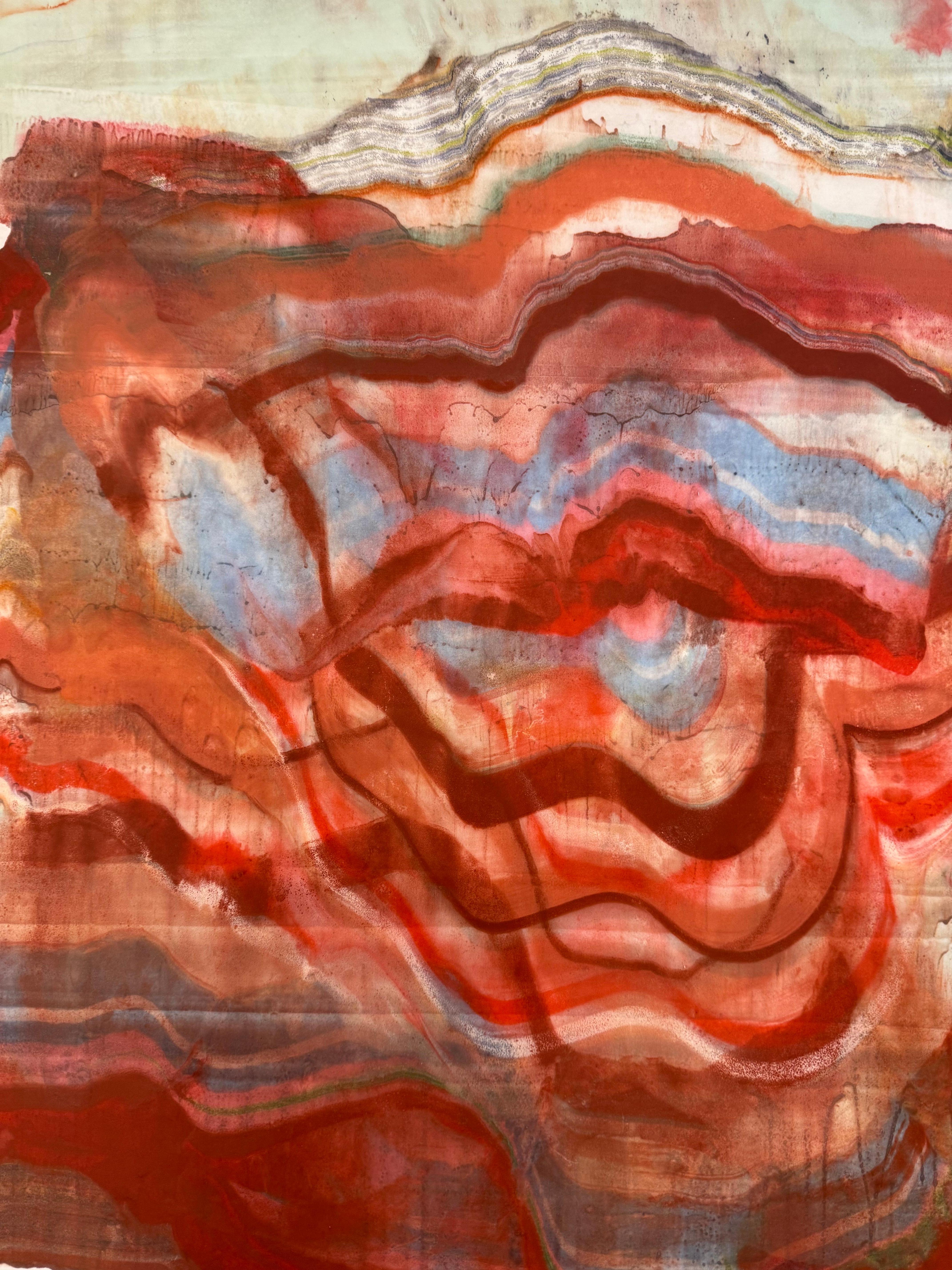 In dieser zeitgenössischen Enkaustik-Monotypie erzeugen Schichten von pigmentiertem Bienenwachs auf leichtem Kozo-Papier eine wellenförmige Komposition, die an Schichten der Erdkruste und geologische Formationen in gebranntem Rot und hellem Blau