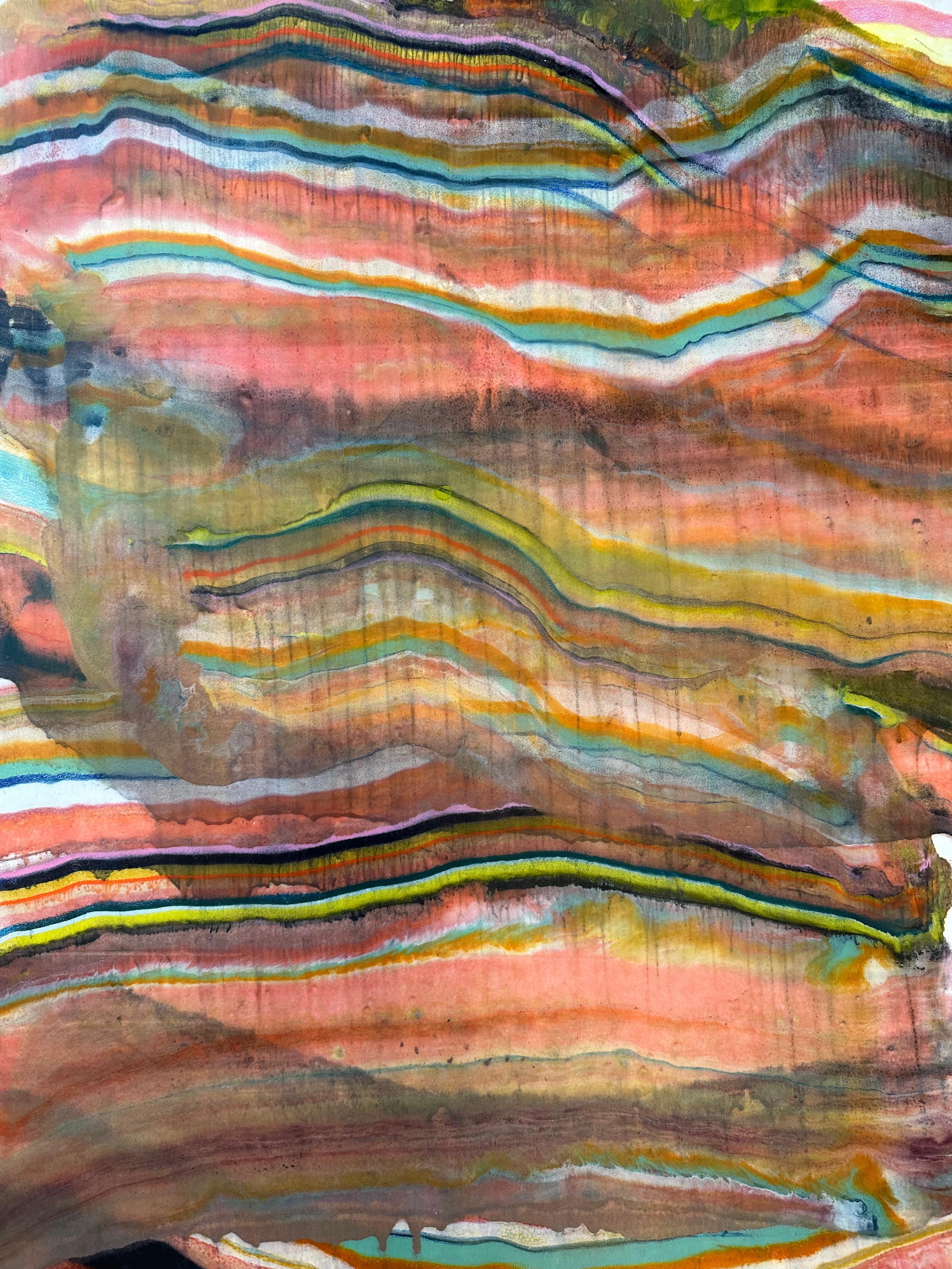 Talking to Rocks 10 di Laura Moriarty è un monotipo contemporaneo a encausto su carta kozo. Strati di cera d'api pigmentata su carta leggera creano una composizione ondulata che suggerisce strati della crosta terrestre e formazioni geologiche