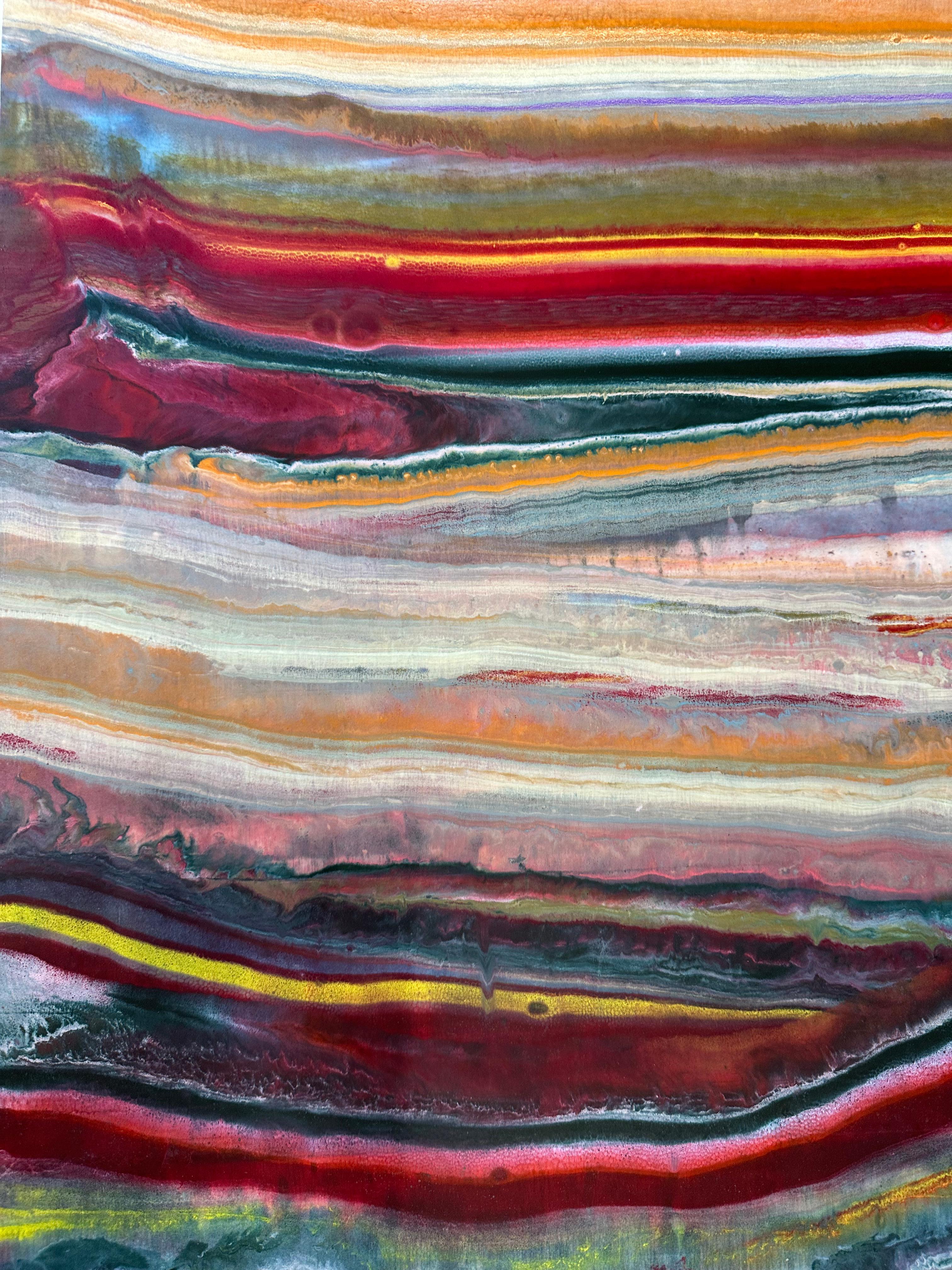 Talking to Rocks 19 de Laura Moriarty est un monotype encaustique multicolore sur papier kozo. Des couches de cire d'abeille pigmentée sur du papier léger créent une composition ondulante suggérant des couches de la croûte terrestre et des