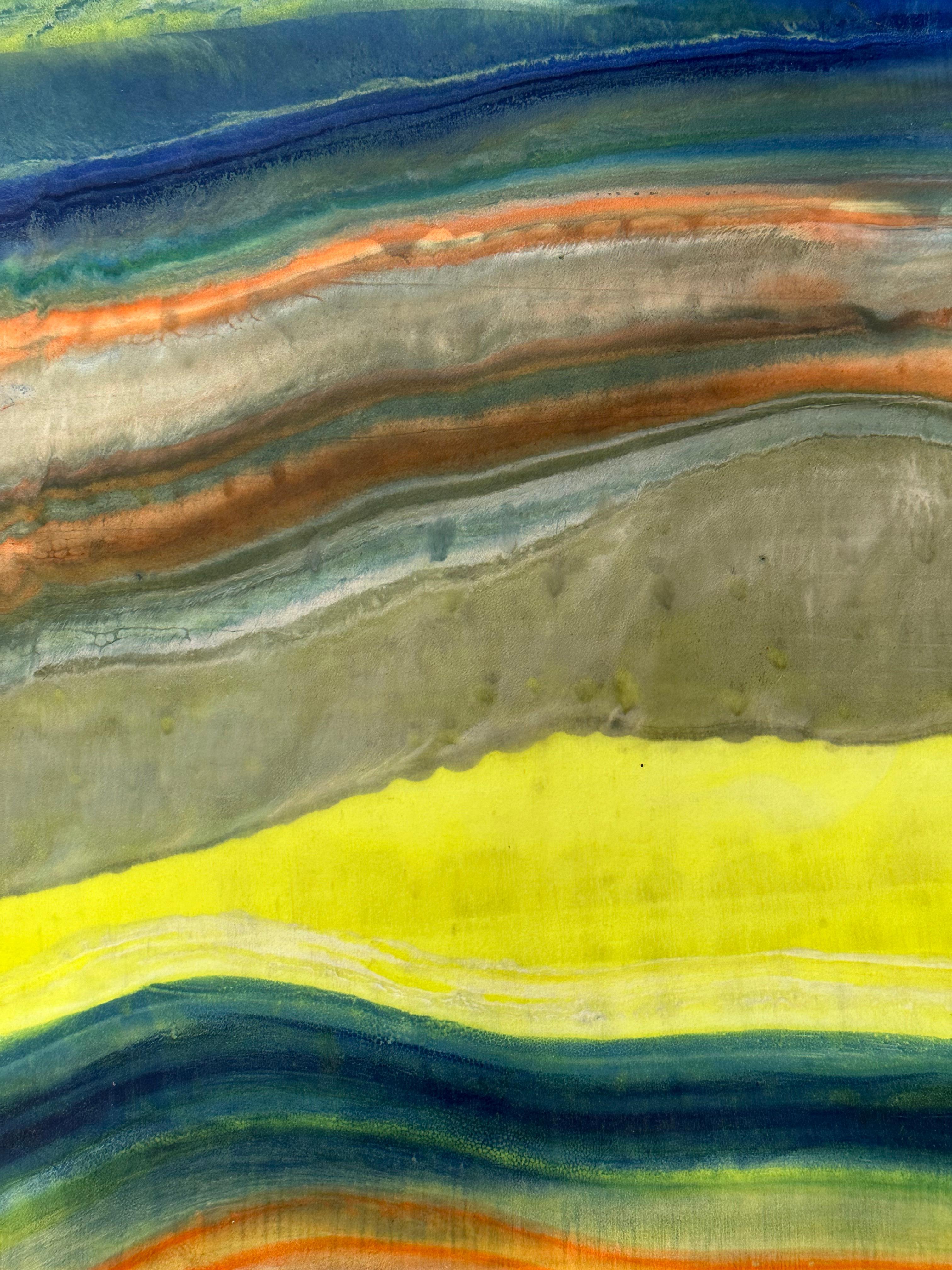 Parler aux rochers 28, bleu marine, jaune citron, brun orange Monotype à l'encaustique - Print de Laura Moriarty