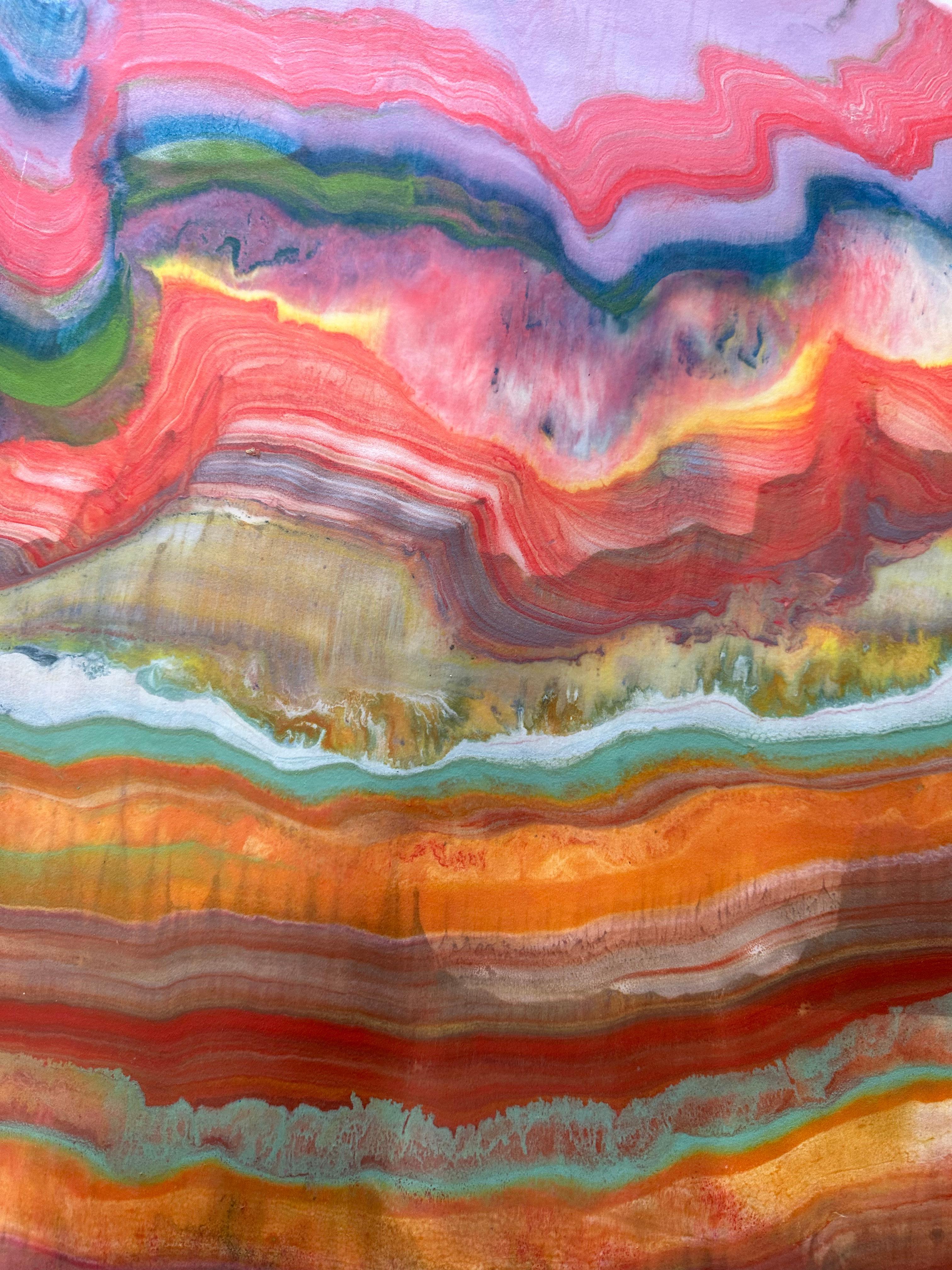 Talking to Rocks 31 de Laura Moriarty est un monotype encaustique multicolore sur papier kozo. Des couches de cire d'abeille pigmentée sur du papier léger créent une composition ondulante suggérant des couches de la croûte terrestre et des