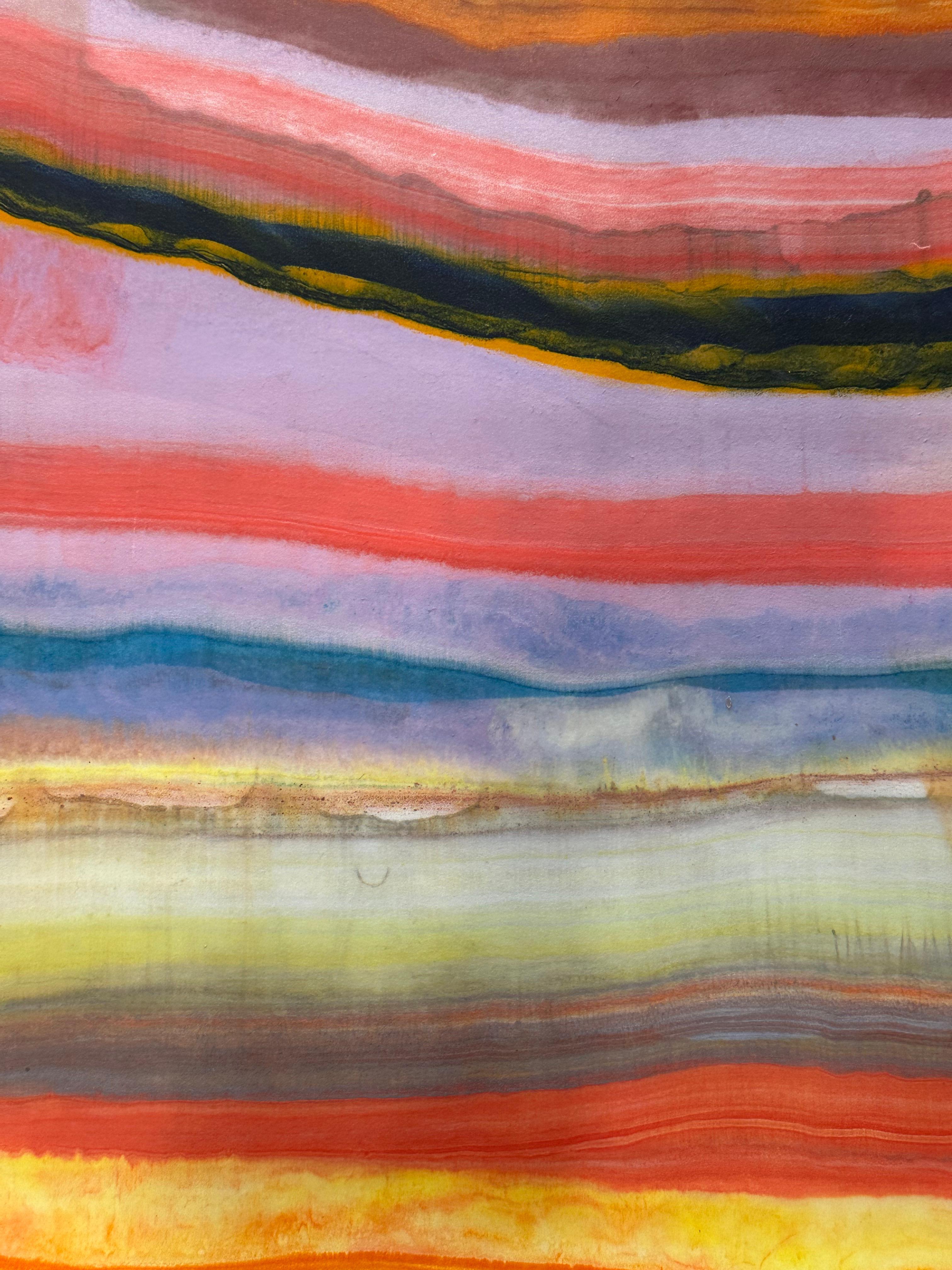 Talking to Rocks 32 de Laura Moriarty est un monotype encaustique multicolore sur papier kozo. Des couches de cire d'abeille pigmentée sur du papier léger créent une composition ondulante suggérant des couches de la croûte terrestre et des