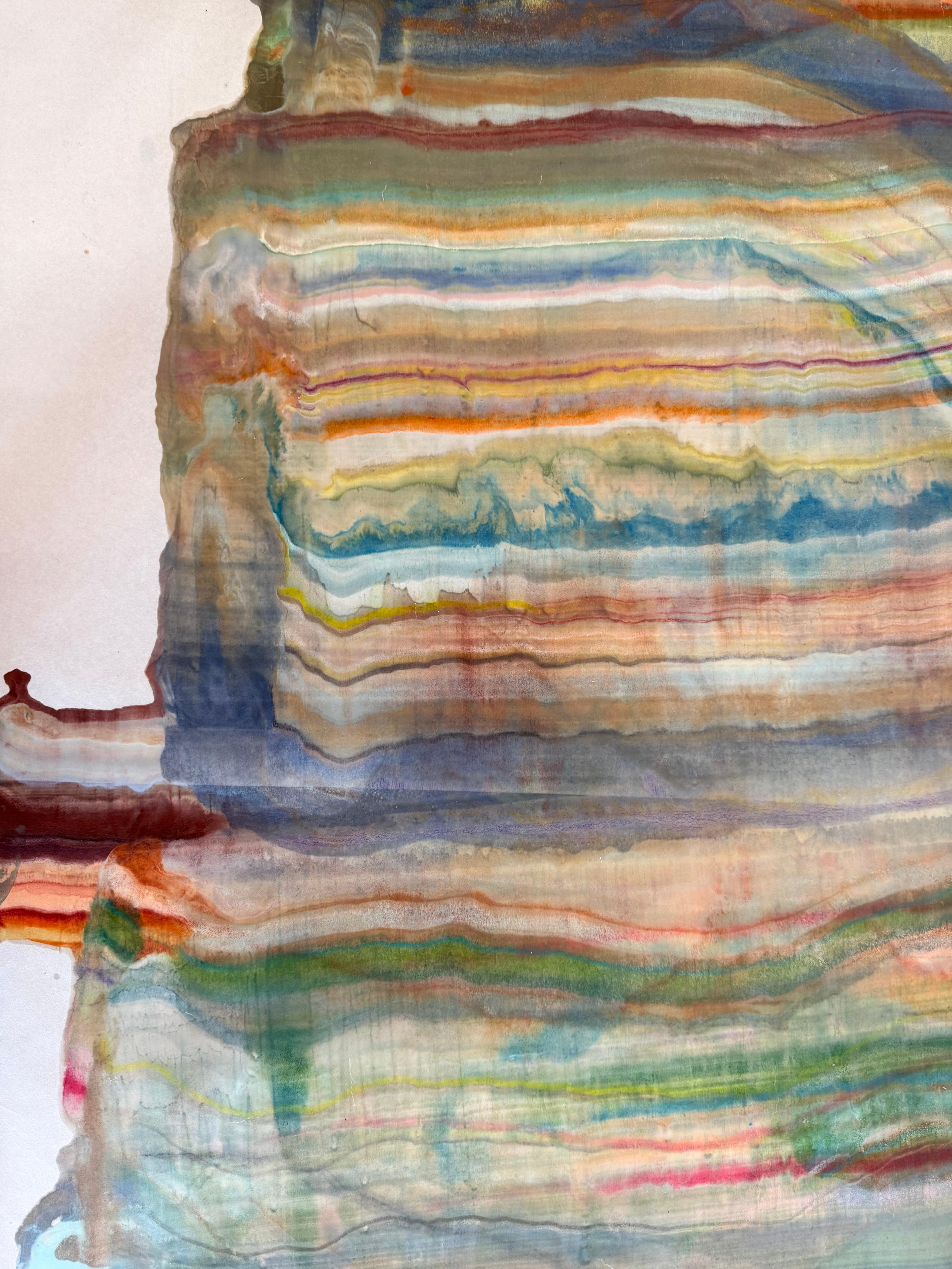 In dieser zeitgenössischen Enkaustik-Monotypie erzeugen Schichten von pigmentiertem Bienenwachs auf einer Rolle aus leichtem Maulbeerpapier eine wellenförmige Komposition, die an Schichten der Erdkruste und geologische Formationen in Blau, Blaugrün,