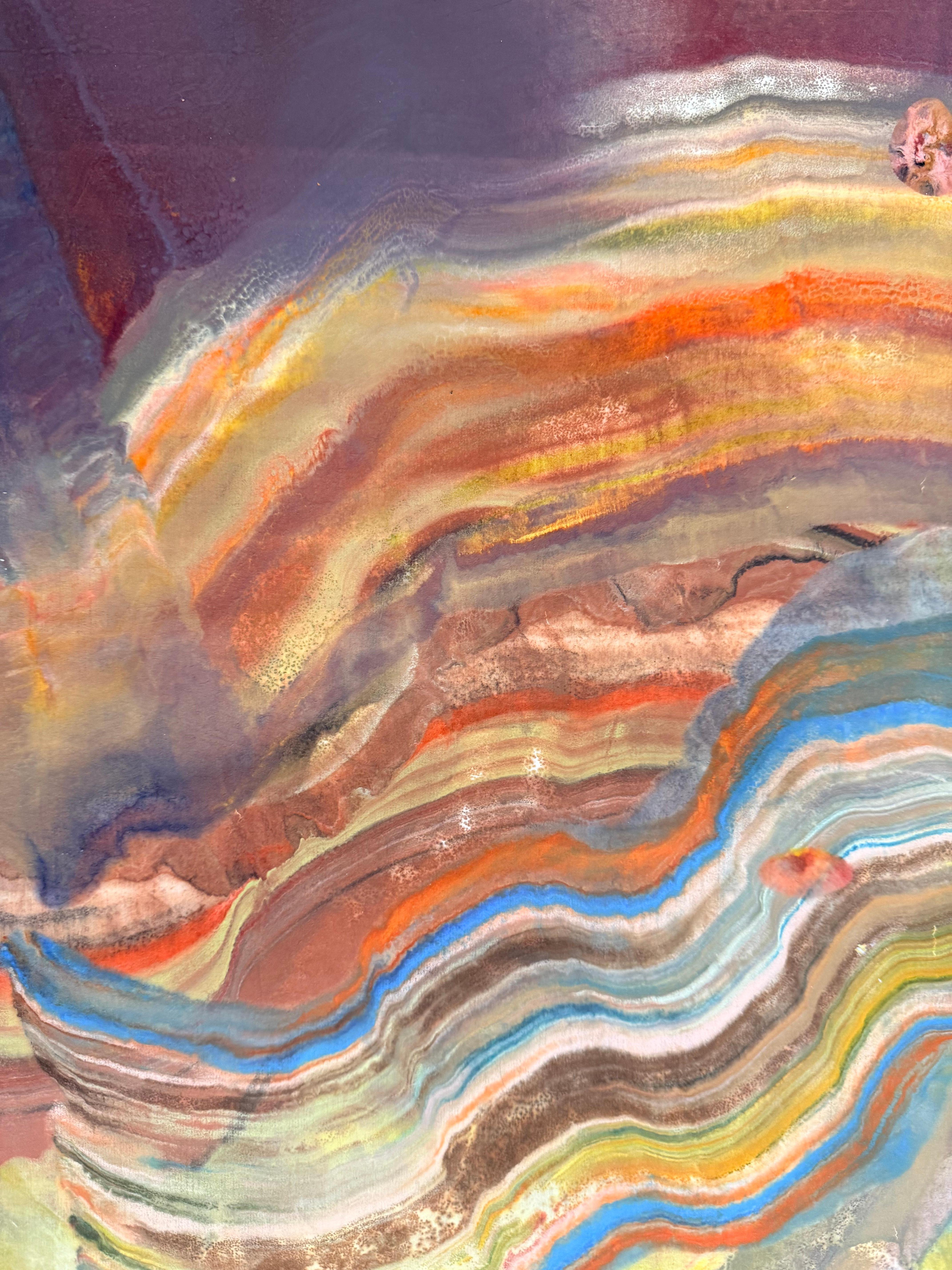 En este monotipo de encáustica contemporánea, capas de cera de abeja pigmentada sobre un rollo de papel japonés ligero crean una composición ondulante que sugiere capas de la corteza terrestre y formaciones geológicas en azul, verde cerceta,