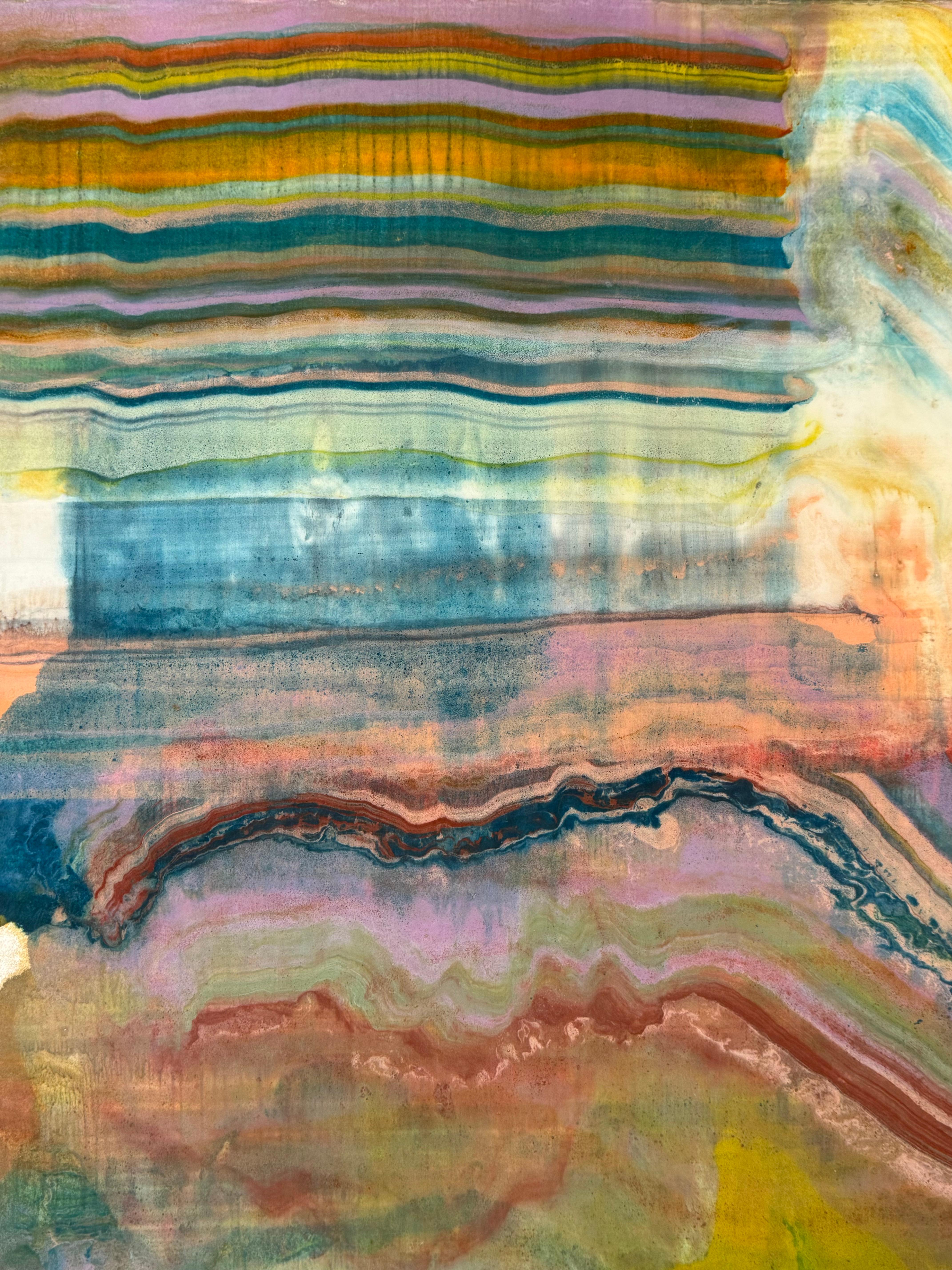 En este monotipo de encáustica contemporánea, capas de cera de abeja pigmentada sobre papel kozo ligero crean una composición ondulante que sugiere capas de la corteza terrestre y formaciones geológicas en amarillo dorado, lila pálido y azul