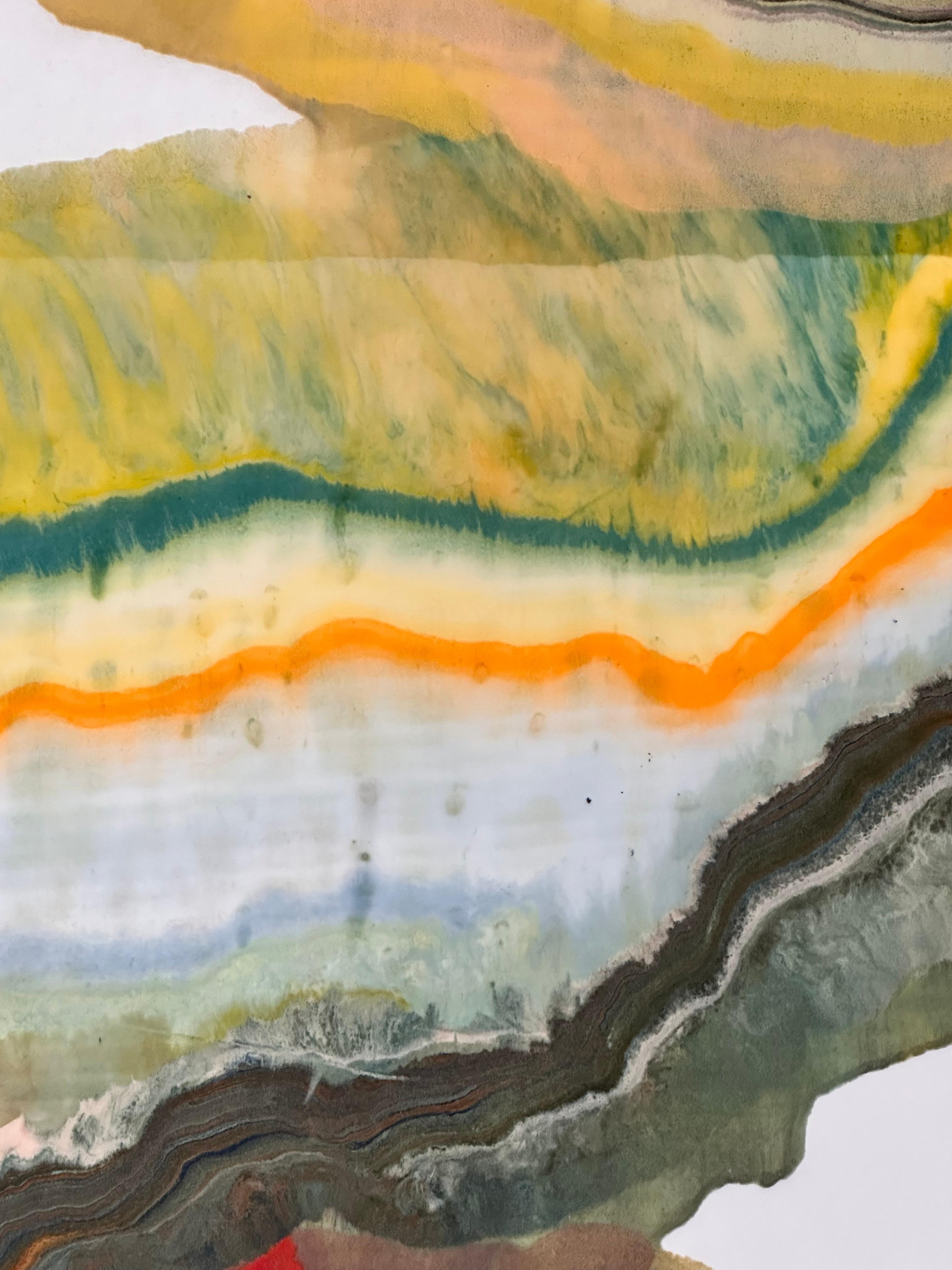 In questo monotipo a encausto contemporaneo, strati di cera d'api pigmentata su carta leggera creano una composizione ondulata che suggerisce strati della crosta terrestre e formazioni geologiche in verde, marrone, magenta, bordeaux, giallo,