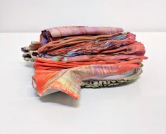 Enfolding:: sculpture à l'encaustique en orange:: rose:: violet:: bleu et jaune pâle