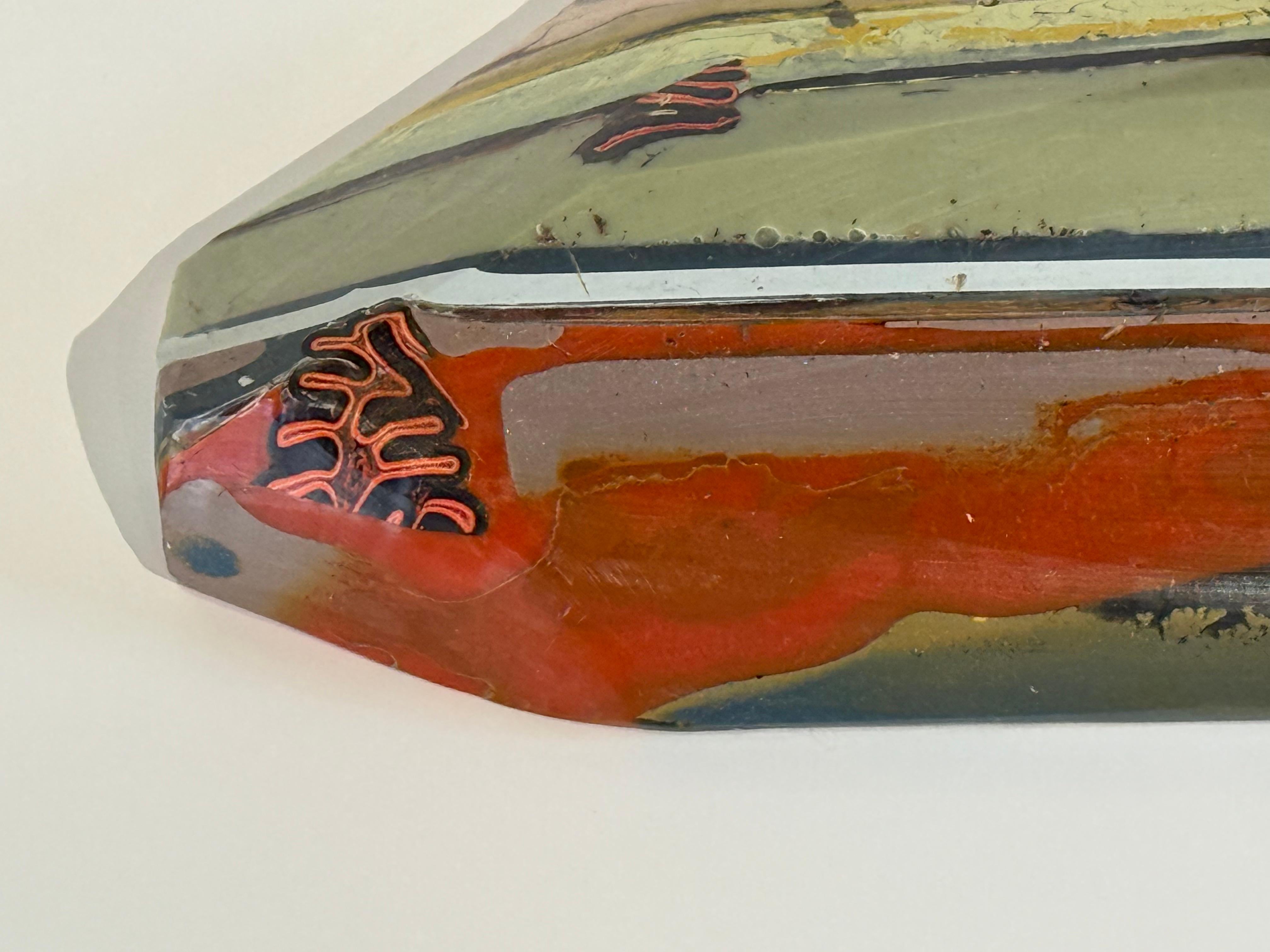 Dans cette sculpture contemporaine à l'encaustique, des couches colorées de cire d'abeille pigmentée suggèrent des formations géologiques. La sculpture se trouve à droite de l'image dans la photo de groupe.

Laura Moriarty est engagée dans un