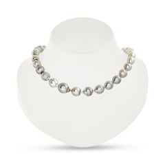 Laura Munder Collana di perle grigie in oro bianco 18 carati con chiusura a sfera in topazio azzurro