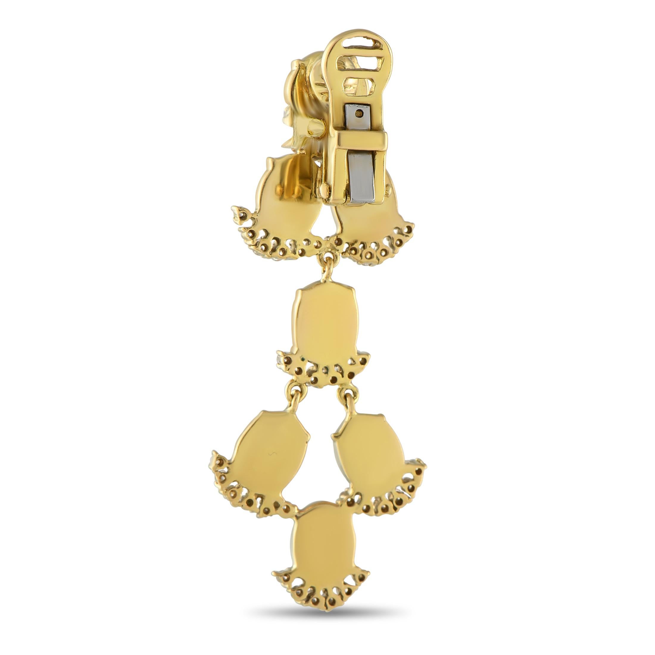 Questi eleganti orecchini di Laura Munder aggiungeranno un tocco di colore giocoso a qualsiasi ensemble. Le pietre di corallo sono splendidamente completate dalla montatura in oro giallo 18 carati. Gli accenti di diamante per un totale di 1,35