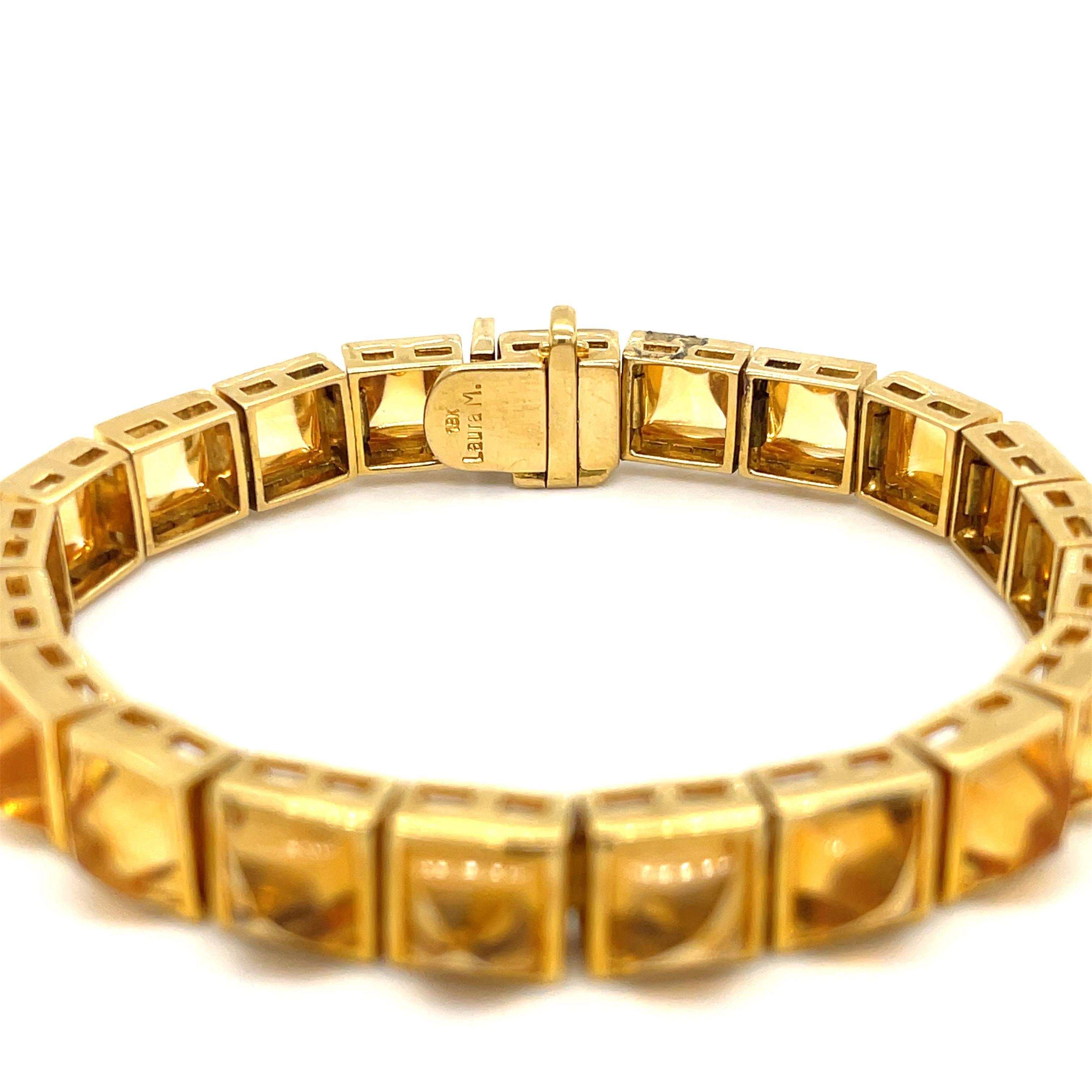 Bracelet de citrine Laura Munder en or jaune 18 carats. Le bracelet comporte 21 citrines taillées en cabochon en forme de pain de sucre. 
Longueur de 7 pouces
0,33