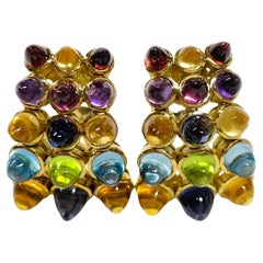 Pendientes de clip Laura Munder de oro amarillo con varias piedras preciosas.
