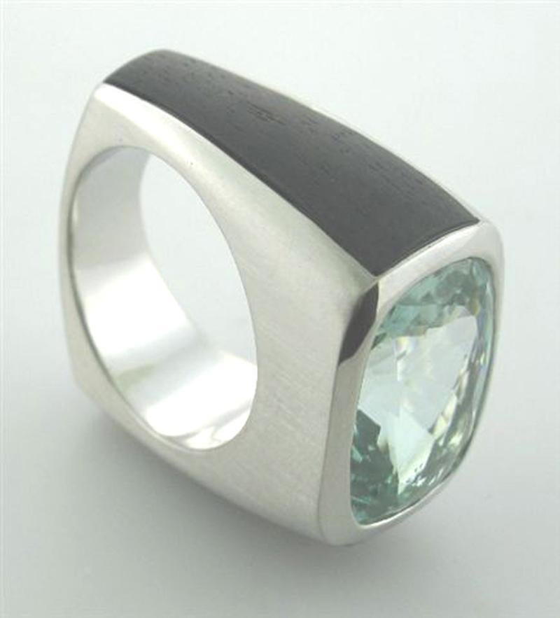 Laura Munder Mint Green Tourmaline and Ebony Wood White Gold Ring In New Condition For Sale In West Palm Beach, FL