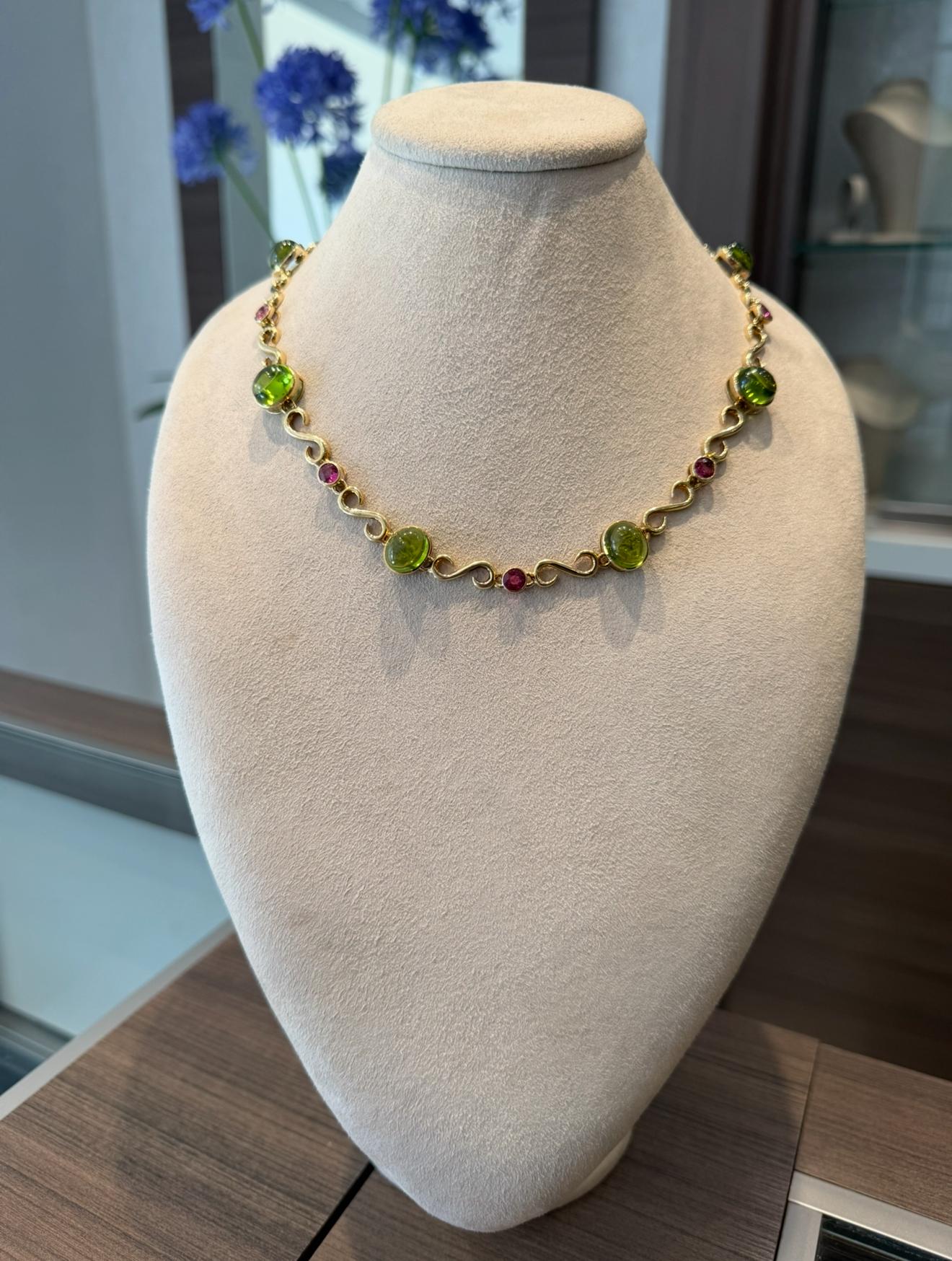 Laura Munder Peridot und rosa Turmalin Halskette in 18K Gelbgold. Die Halskette besteht aus 55 ct Peridot im Cabochon-Schliff und 3,55 ct rosa Turmalin im Rundschliff. Die Halskette ist 18