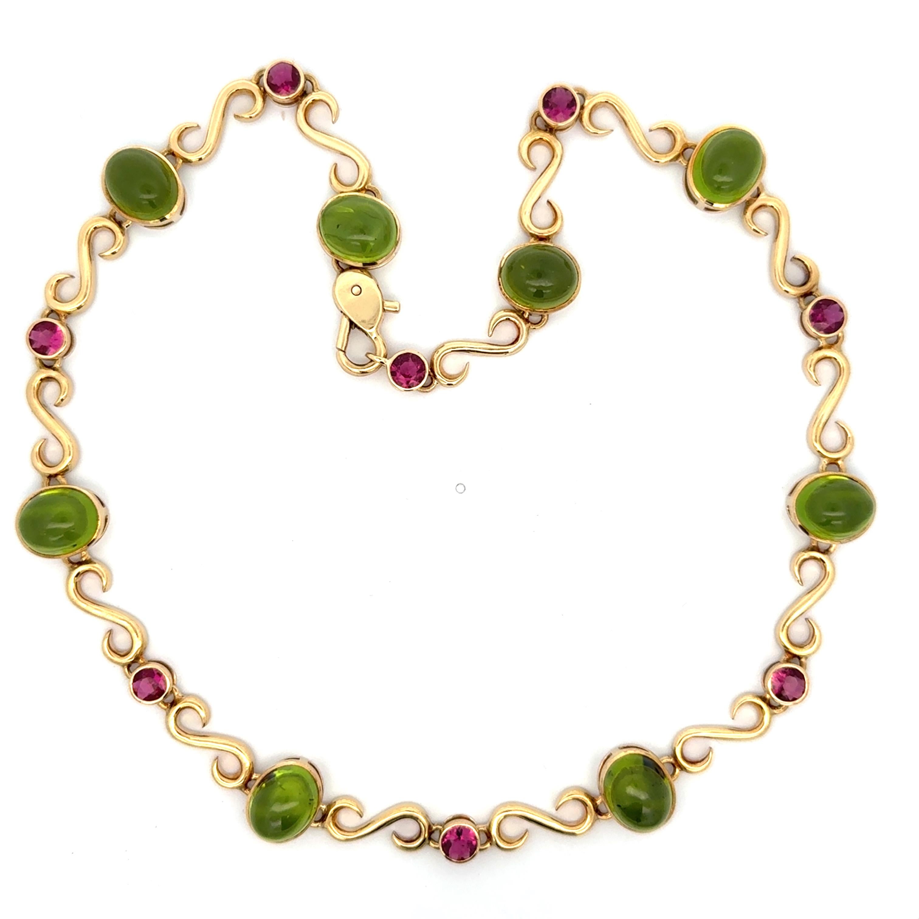 Laura Munder Halskette aus 18 Karat Gelbgold mit Peridot und rosa Turmalin im Zustand „Hervorragend“ im Angebot in Dallas, TX