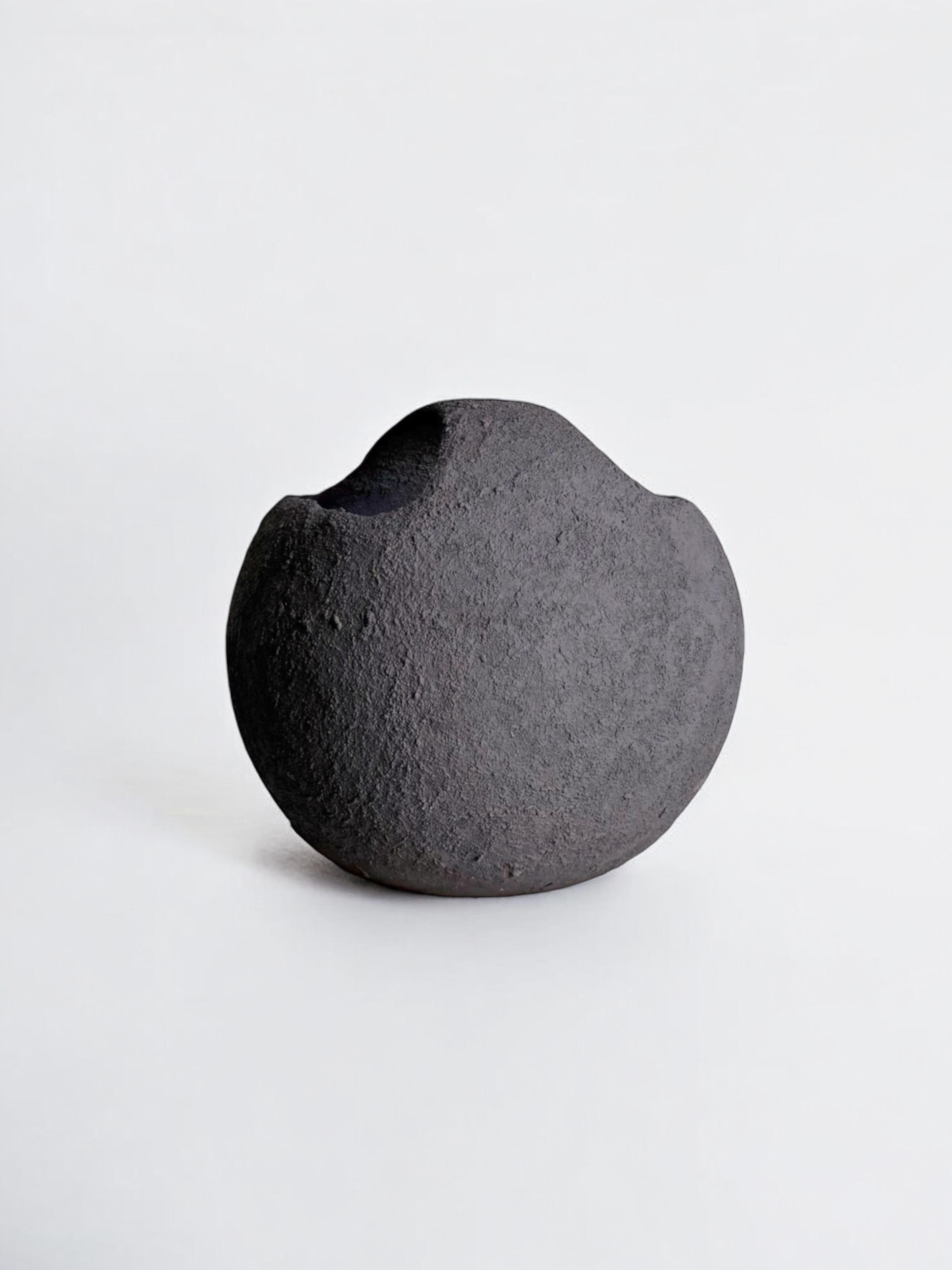 Scultura in ceramica nera con texture, 2025 - 'Cesto' - Mixed Media Art Contemporaneo di Laura Pasquino