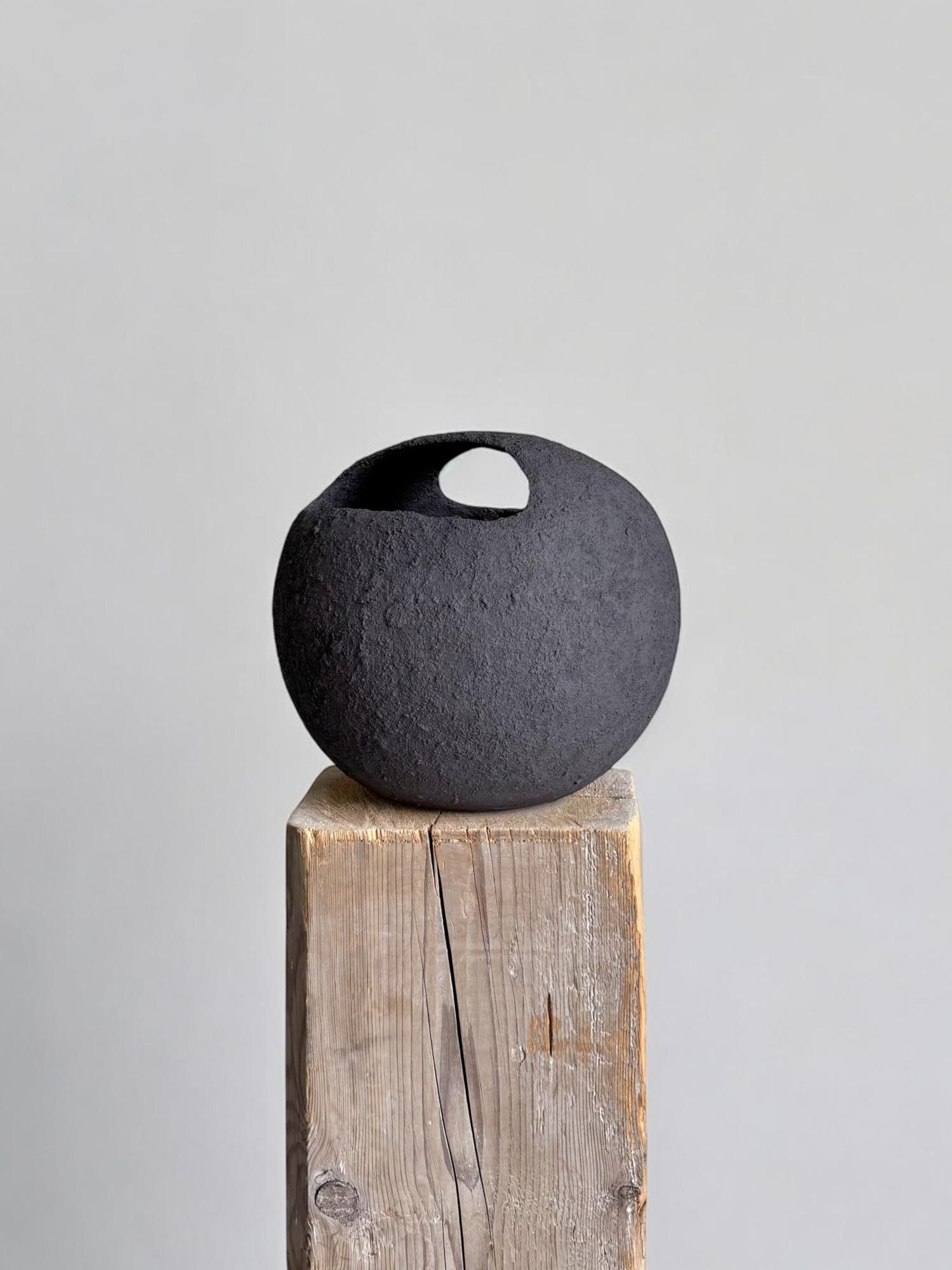Traendo ispirazione dalle antiche tradizioni ceramiche, tra cui la ceramica coreana e l'estetica giapponese wabi-sabi, Laura Pasquino (a) Gallery esplora la bellezza dell'imperfezione e la forza espressiva delle forme organiche. 