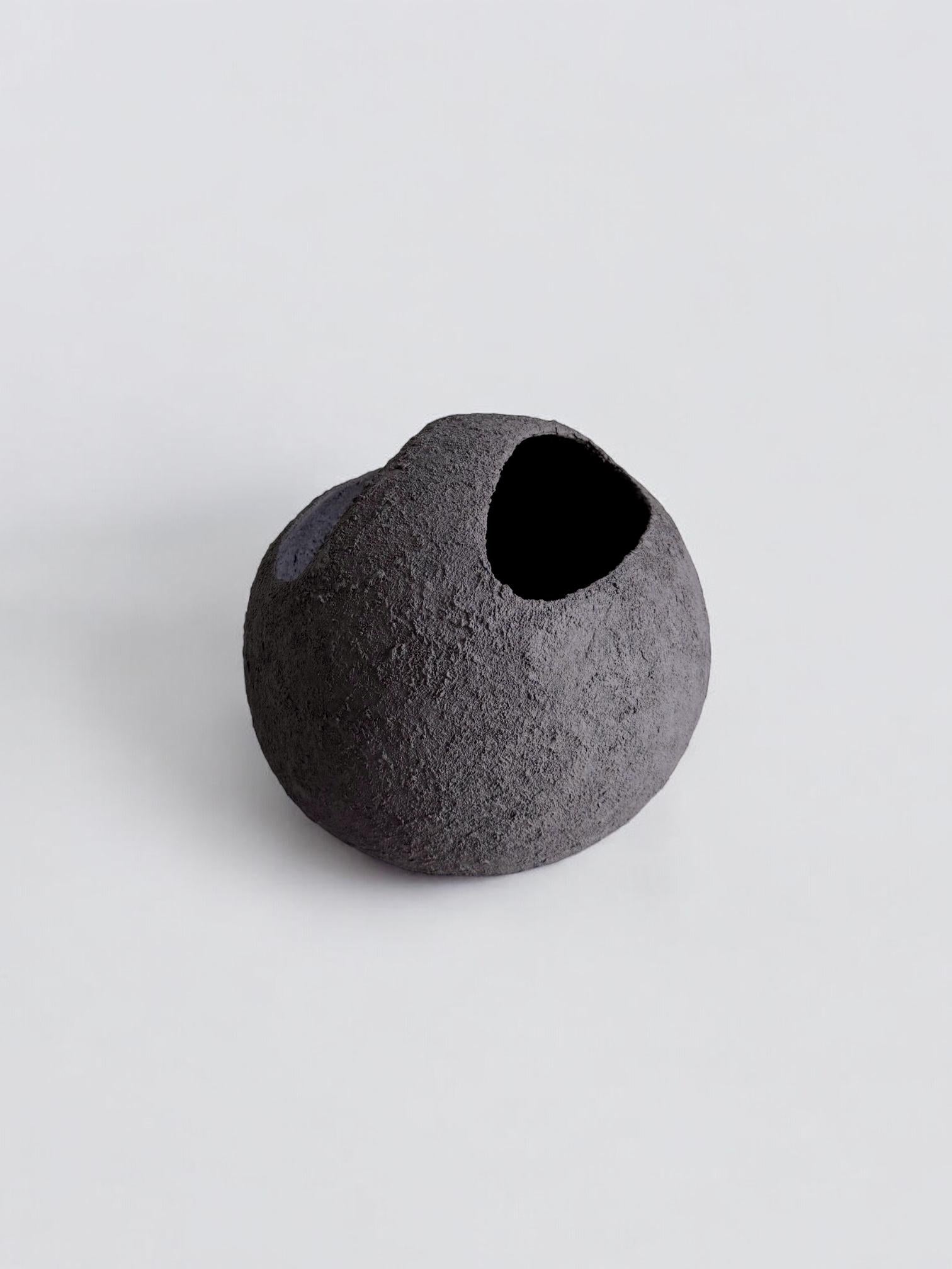 Scultura in ceramica nera con texture, 2025 - 'Cesto' in vendita 1