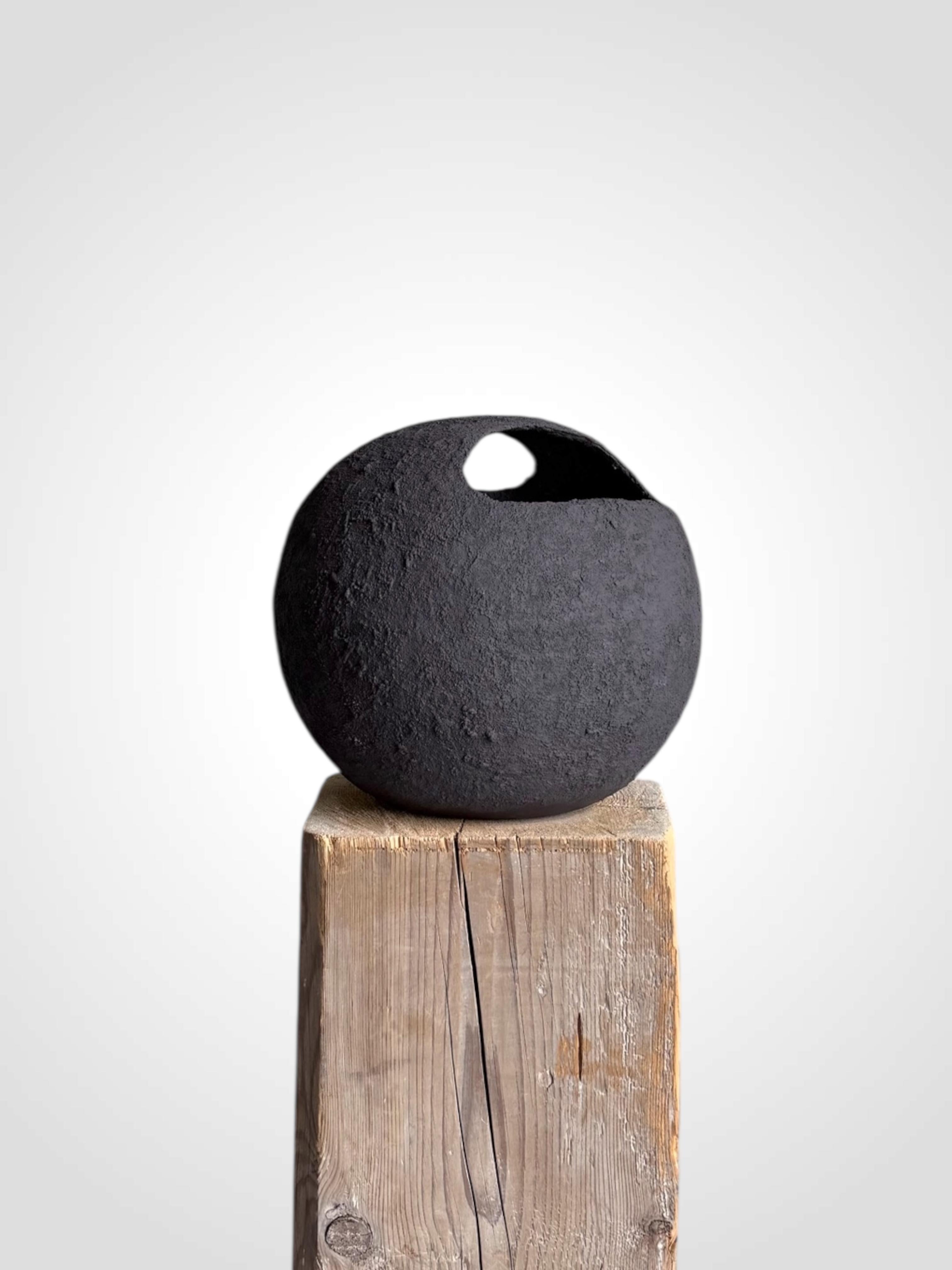 Scultura in ceramica nera con texture, 2025 - 'Cesto' in vendita 2
