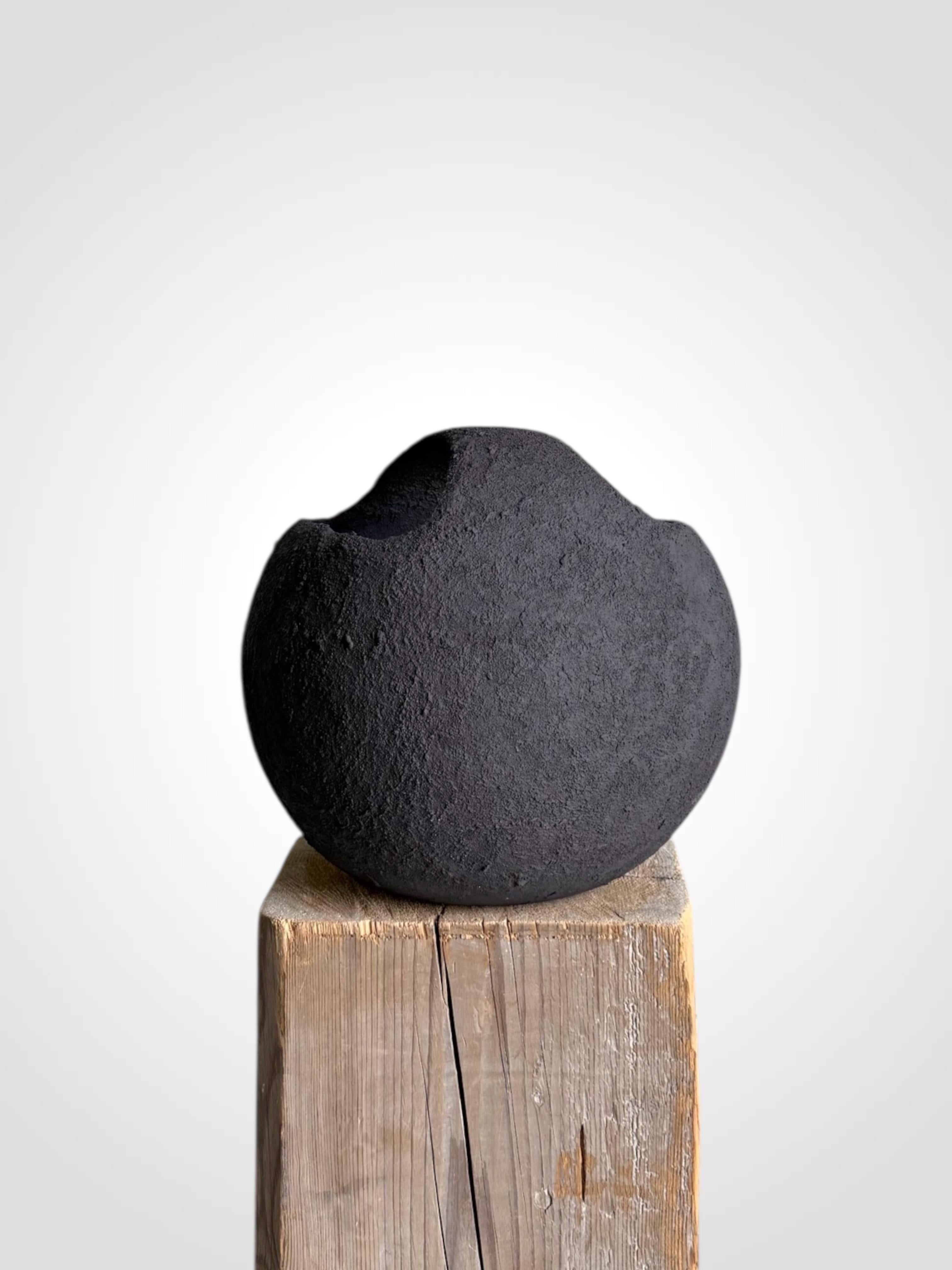 Scultura in ceramica nera con texture, 2025 - 'Cesto' in vendita 3