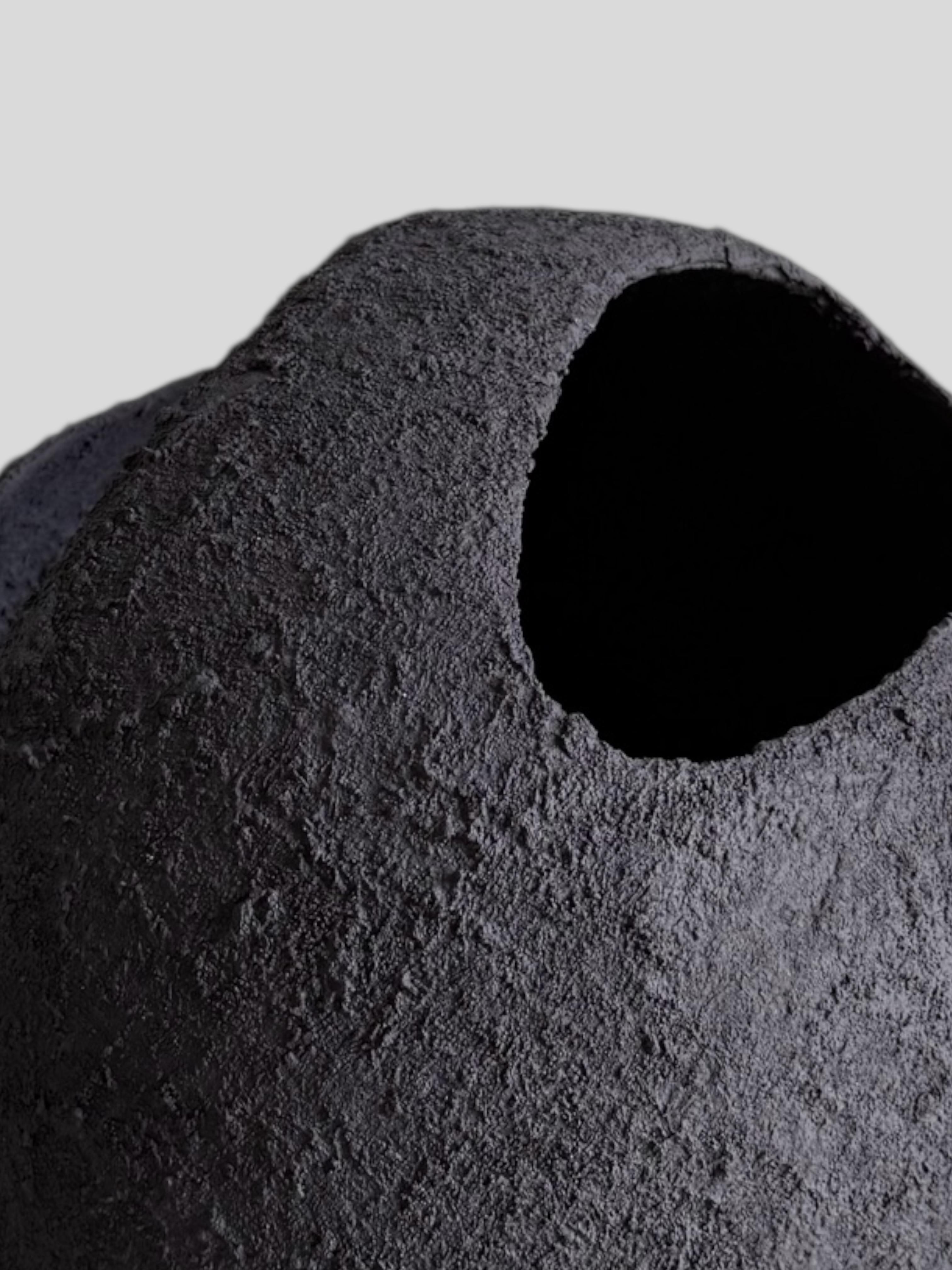 Scultura in ceramica nera con texture, 2025 - 'Cesto' in vendita 4