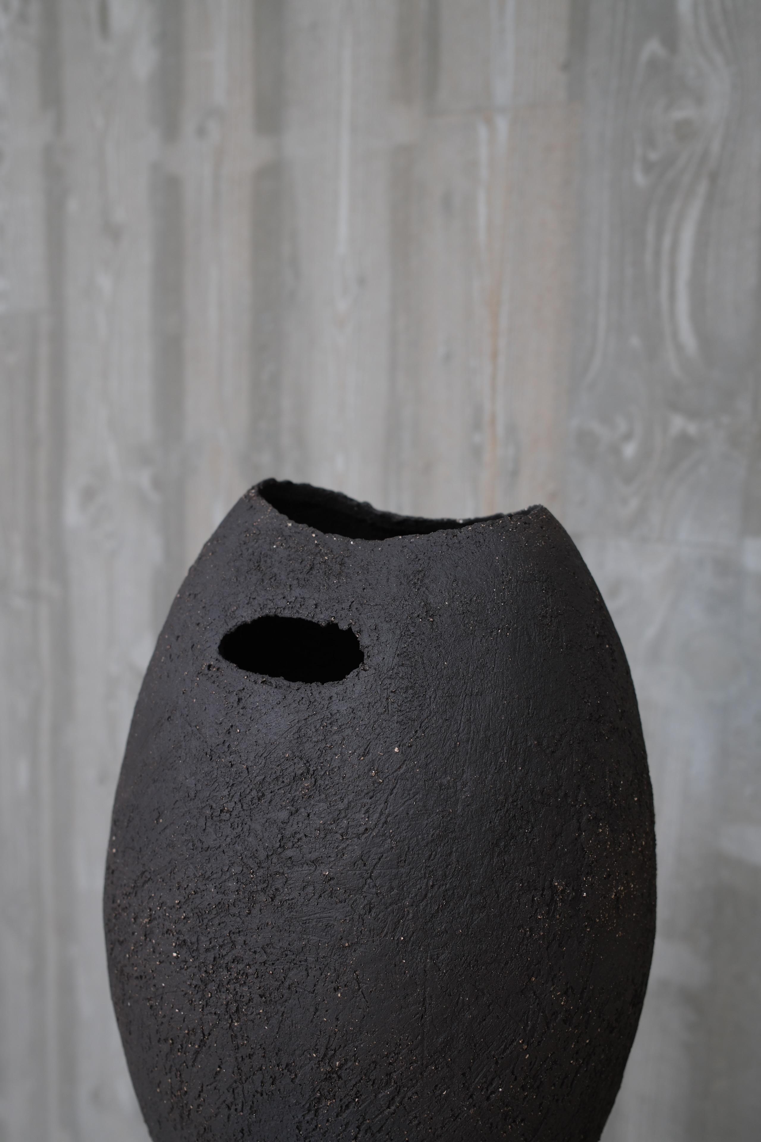 Scultura in ceramica nera con texture, 2025 - 'Bucket' (secchio) in vendita 9