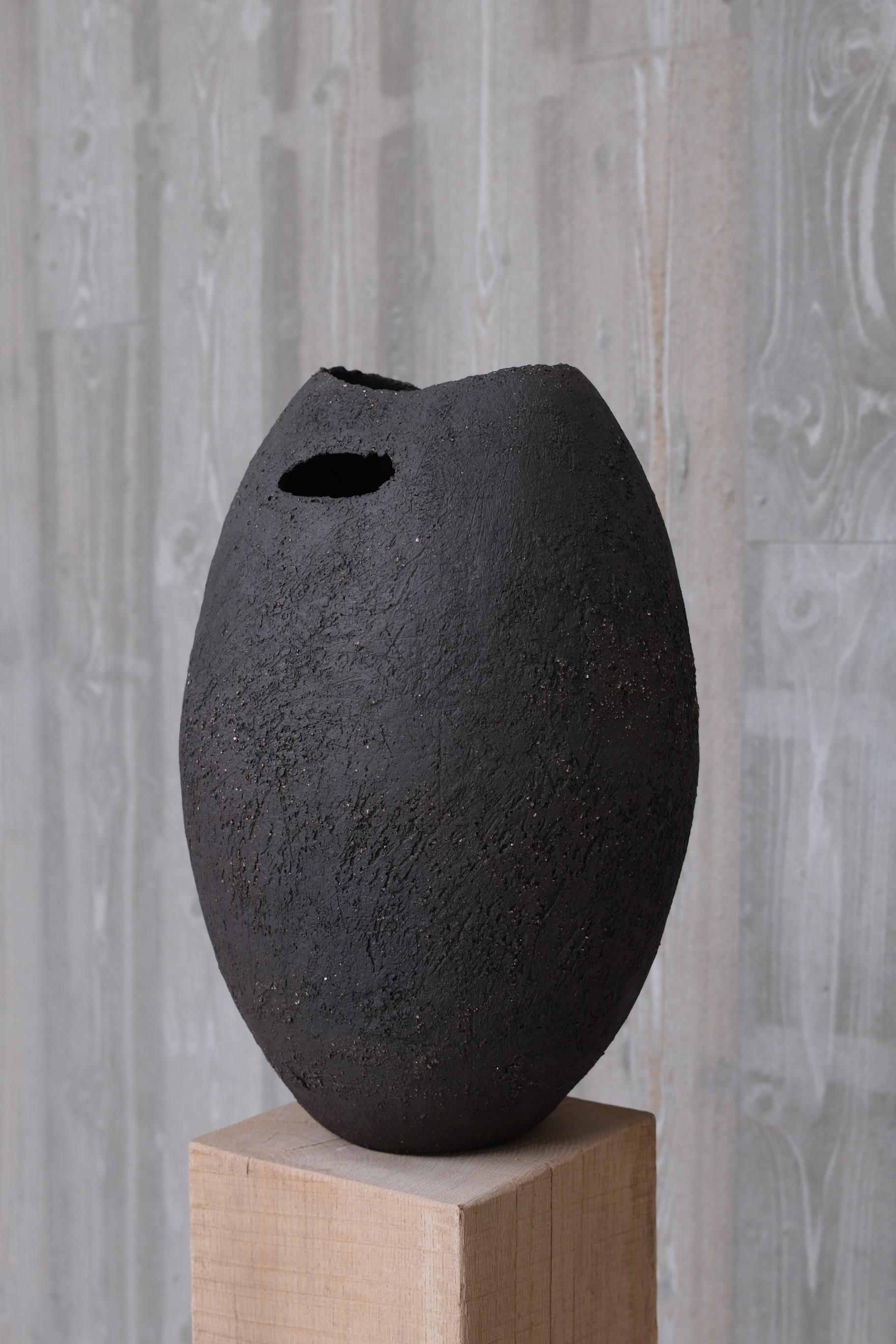 Scultura in ceramica nera con texture, 2025 - 'Bucket' (secchio) in vendita 10