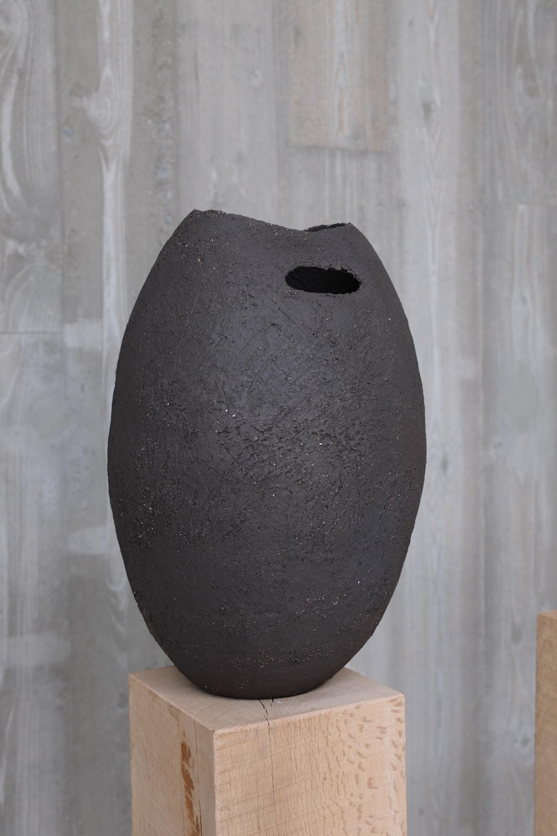 Scultura in ceramica nera con texture, 2025 - 'Bucket' (secchio) in vendita 5