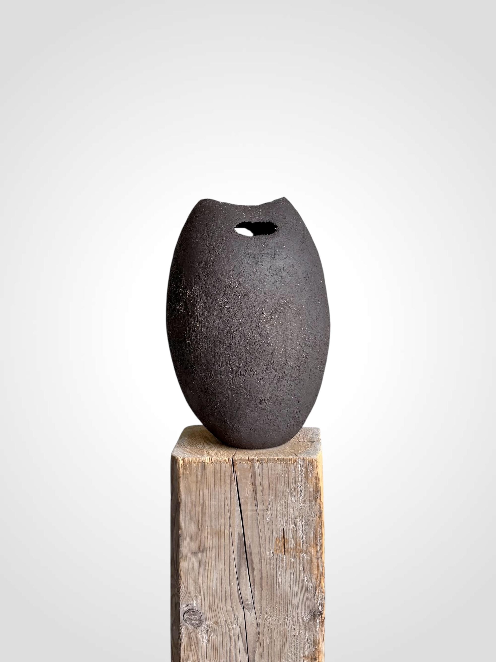 Scultura in ceramica nera con texture, 2025 - 'Bucket' (secchio) - Mixed Media Art Contemporaneo di Laura Pasquino