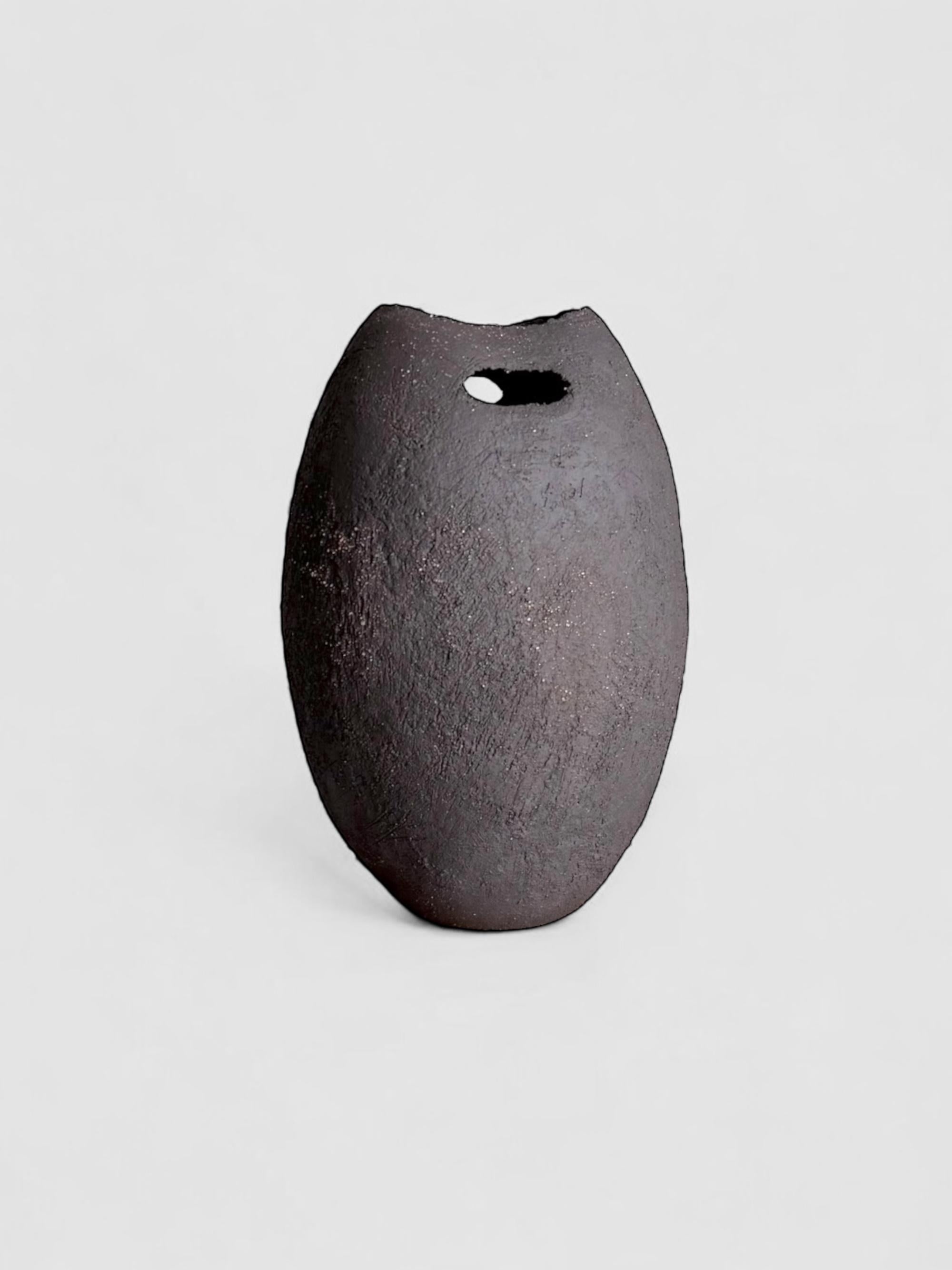 Traendo ispirazione dalle antiche tradizioni ceramiche, tra cui la ceramica coreana e l'estetica giapponese wabi-sabi, Laura Pasquino (a) Gallery esplora la bellezza dell'imperfezione e la forza espressiva delle forme organiche. 